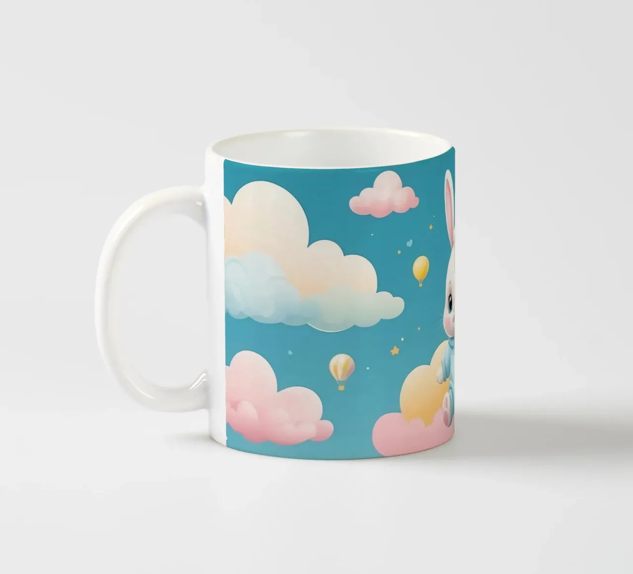Lindo conejo de dibujos animados en un traje azul flotando en las nubes con taza de cerámica de DesignDoodle