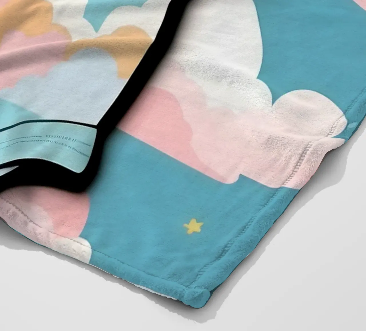 Tutina per neonato con motivo a nuvole nei colori blu, rosa e giallo ton. coperta in pile da DesignDoodle