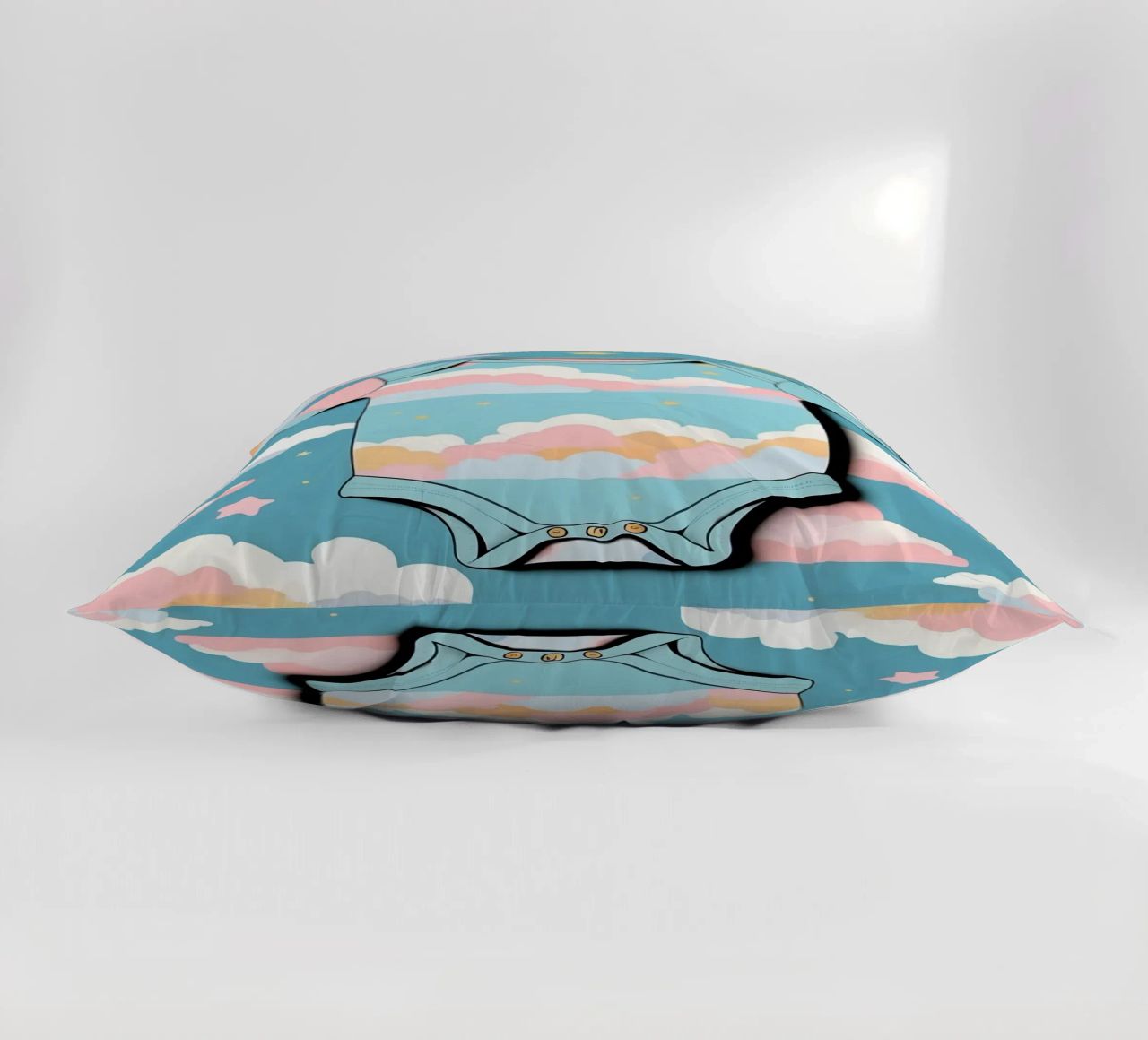 Grenouillère pour bébé avec motif de nuages en bleu, rose et jaune. coussin de DesignDoodle