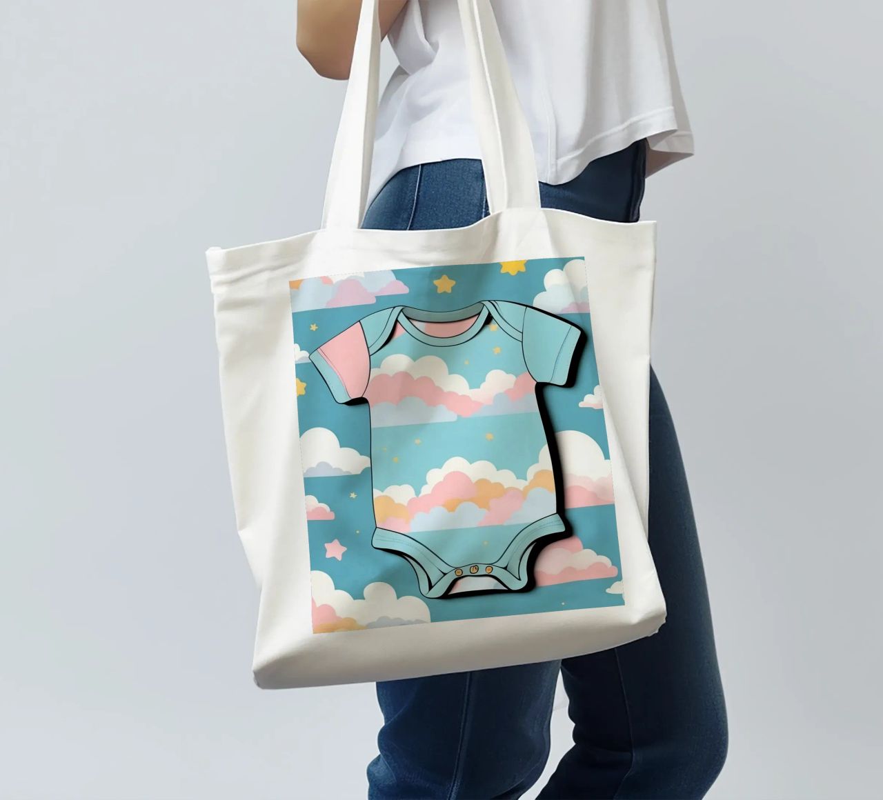 Grenouillère pour bébé avec motif de nuages en bleu, rose et jaune. tote bag de DesignDoodle