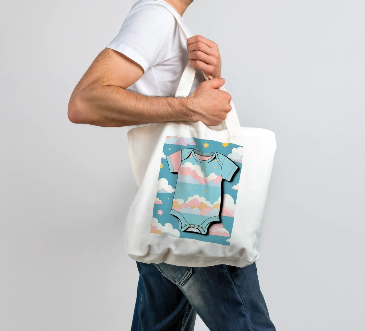 Grenouillère pour bébé avec motif de nuages en bleu, rose et jaune. tote bag de DesignDoodle