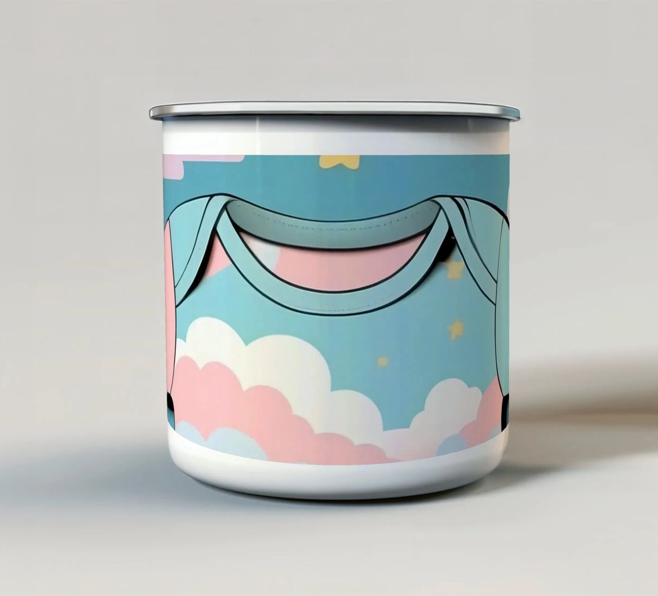 Tutina per neonato con motivo a nuvole nei colori blu, rosa e giallo ton. tazza in smalto da DesignDoodle