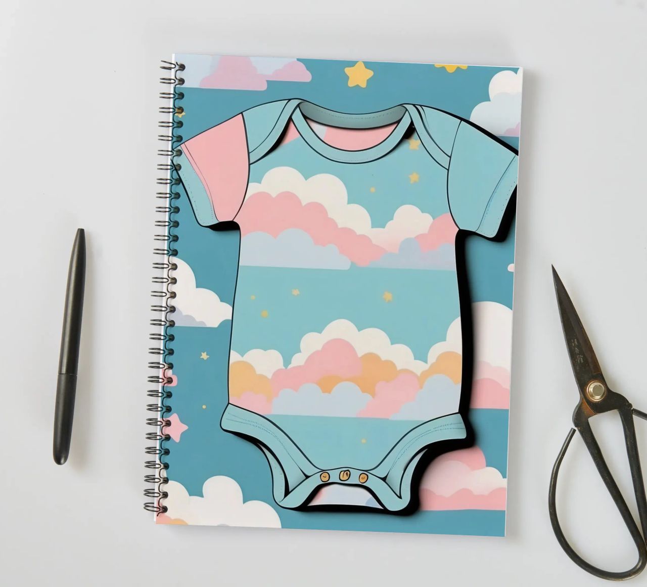 Grenouillère pour bébé avec motif de nuages en bleu, rose et jaune. carnet à spirale de DesignDoodle