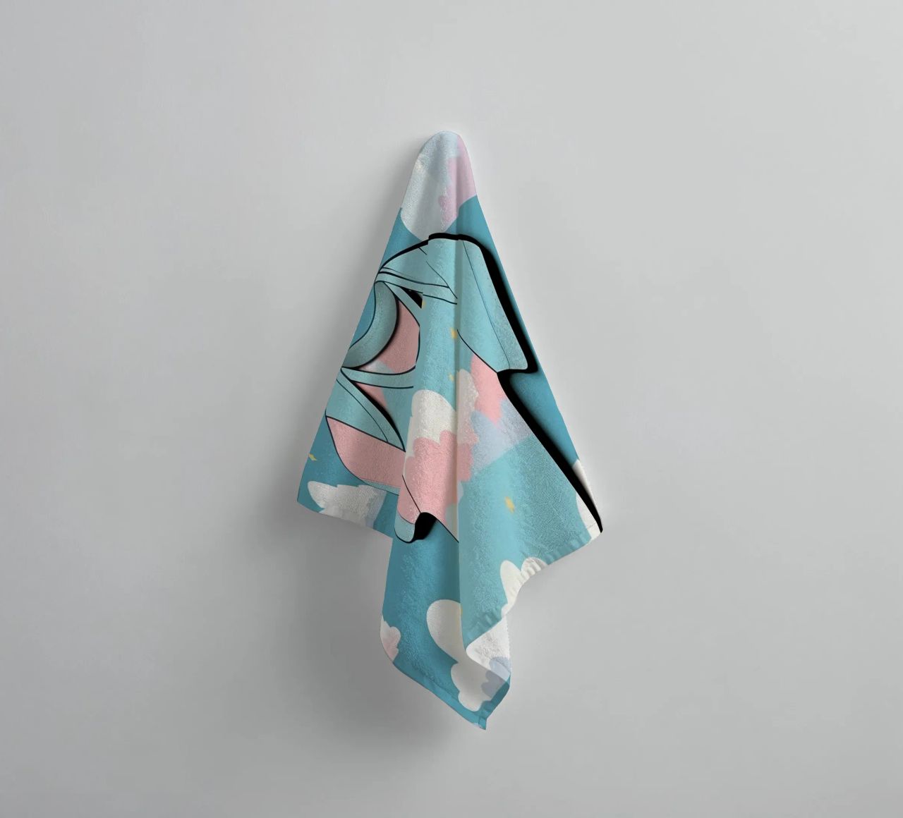 Grenouillère pour bébé avec motif de nuages en bleu, rose et jaune. serviette de bain de DesignDoodle