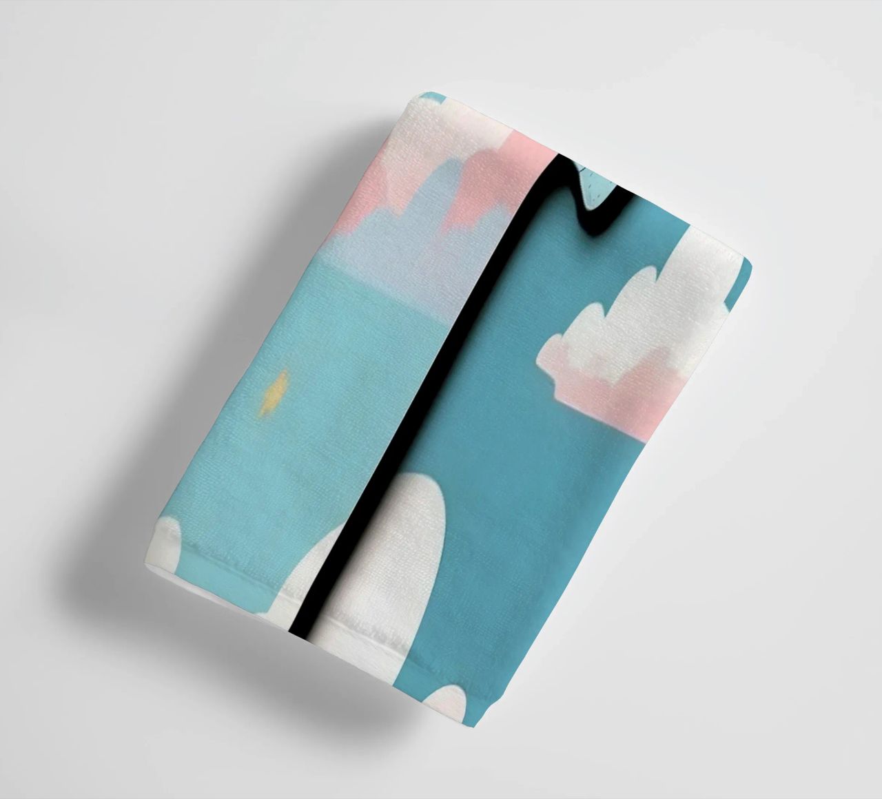 Grenouillère pour bébé avec motif de nuages en bleu, rose et jaune. serviette de bain de DesignDoodle