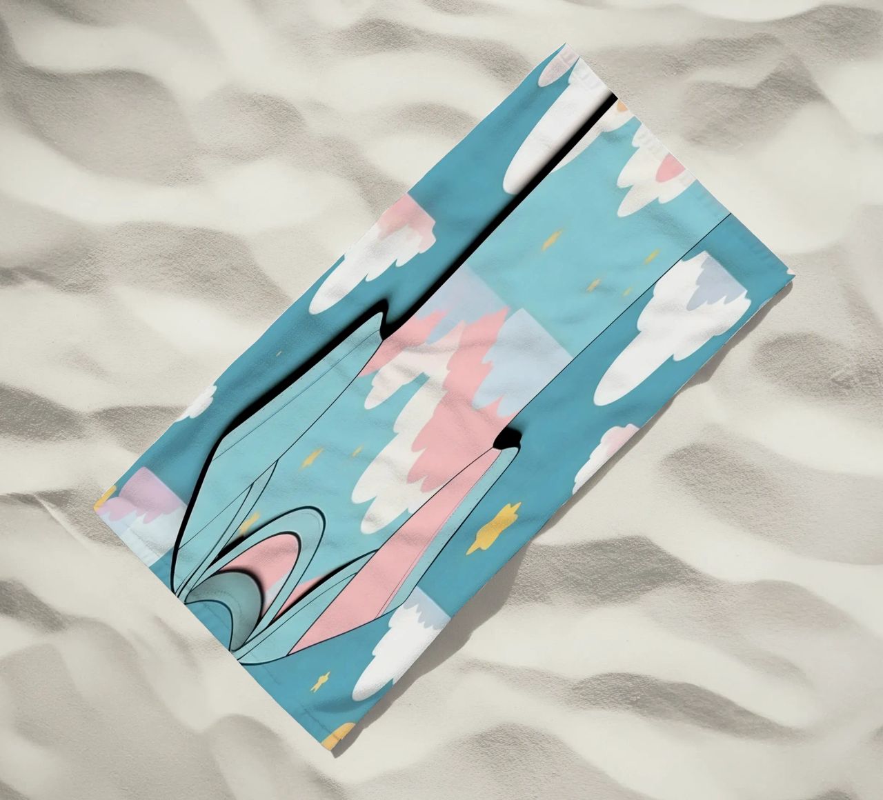 Grenouillère pour bébé avec motif de nuages en bleu, rose et jaune. serviette de plage de DesignDoodle