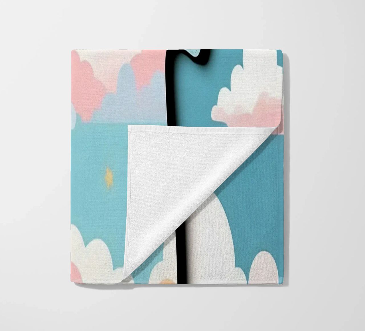 Grenouillère pour bébé avec motif de nuages en bleu, rose et jaune. serviette de plage de DesignDoodle