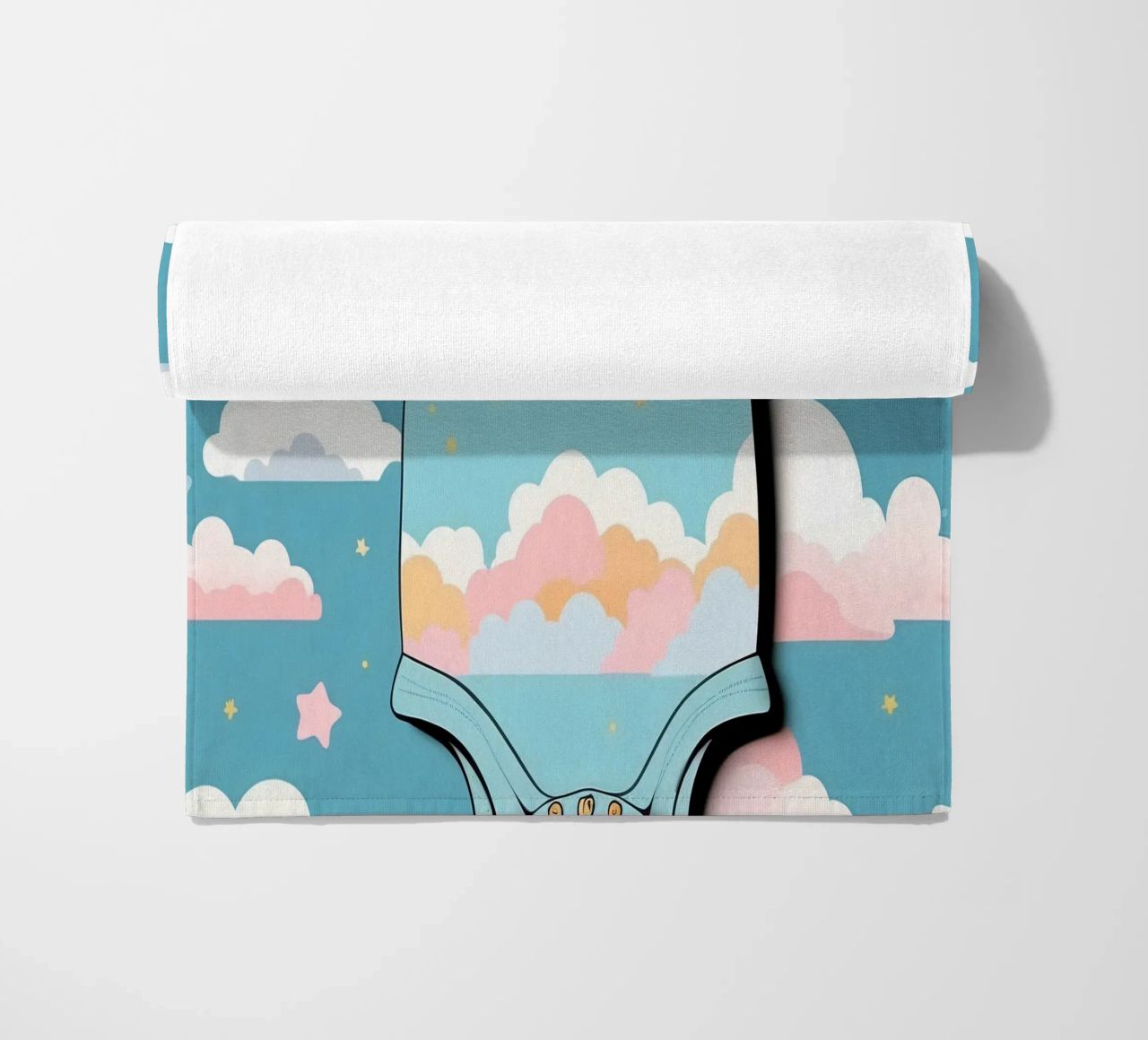 Grenouillère pour bébé avec motif de nuages en bleu, rose et jaune. serviette de plage de DesignDoodle