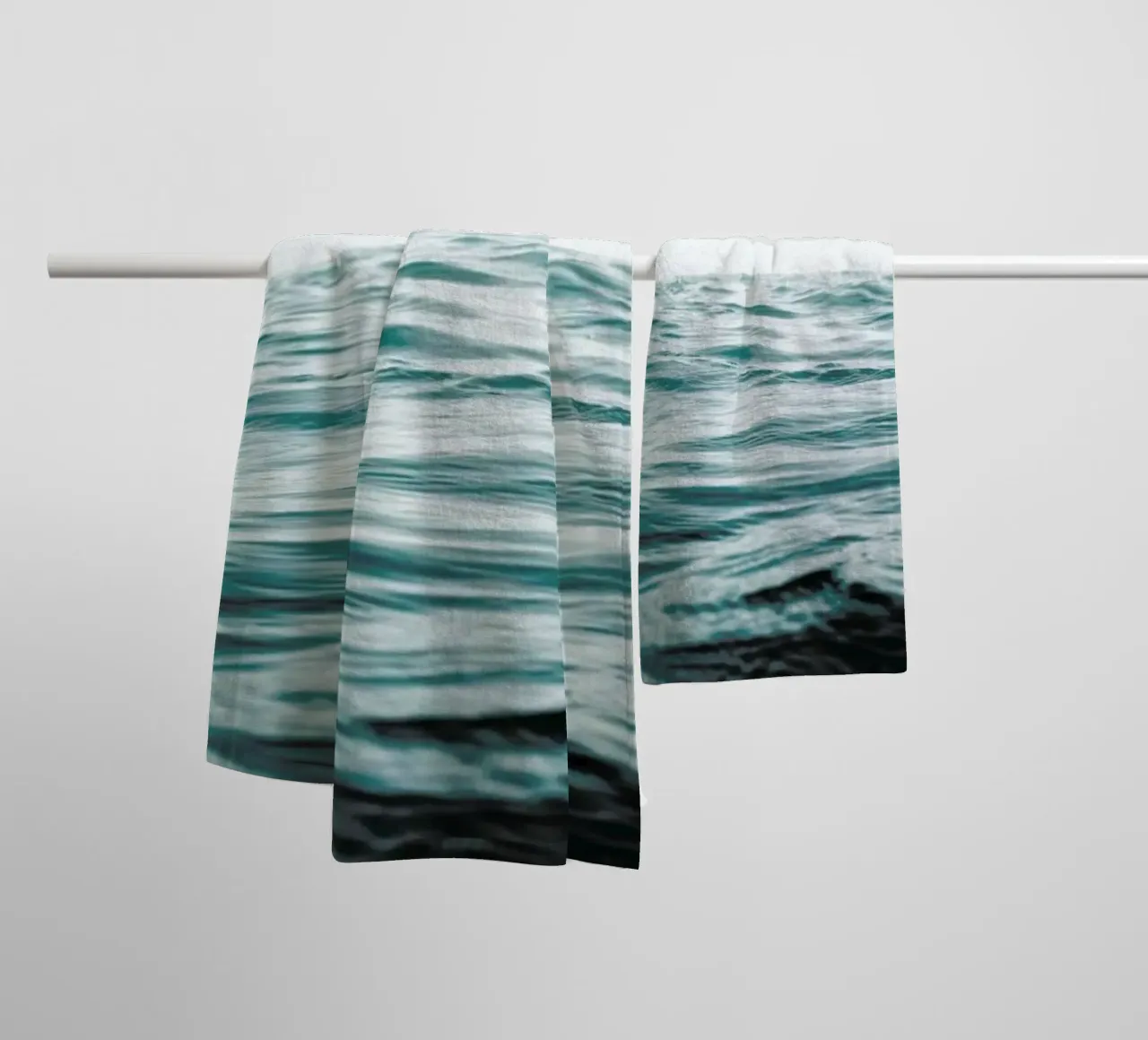 Blue Ocean Waves asciugamano da bagno da Victoria Frost