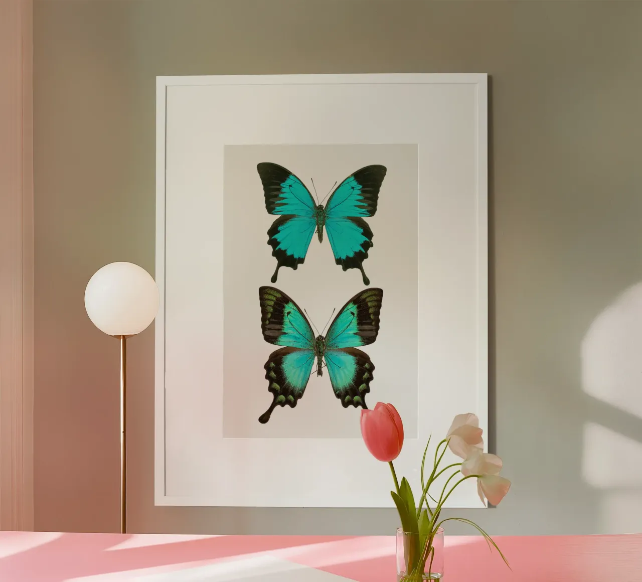 Farfalle esotiche blu e nere poster con telaio in legno da Curious Collections by Marielle Leenders