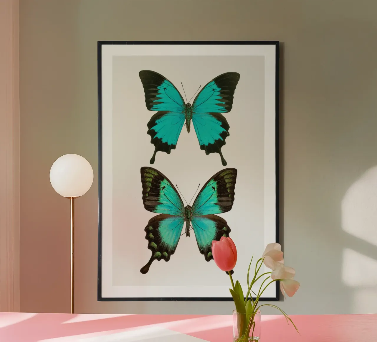 Farfalle esotiche blu e nere poster con telaio in legno da Curious Collections by Marielle Leenders