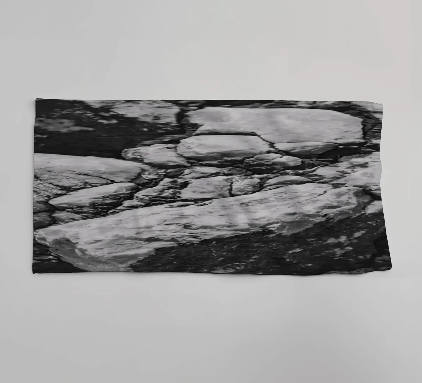 Solid stone structure badhanddoek van Carinaprint