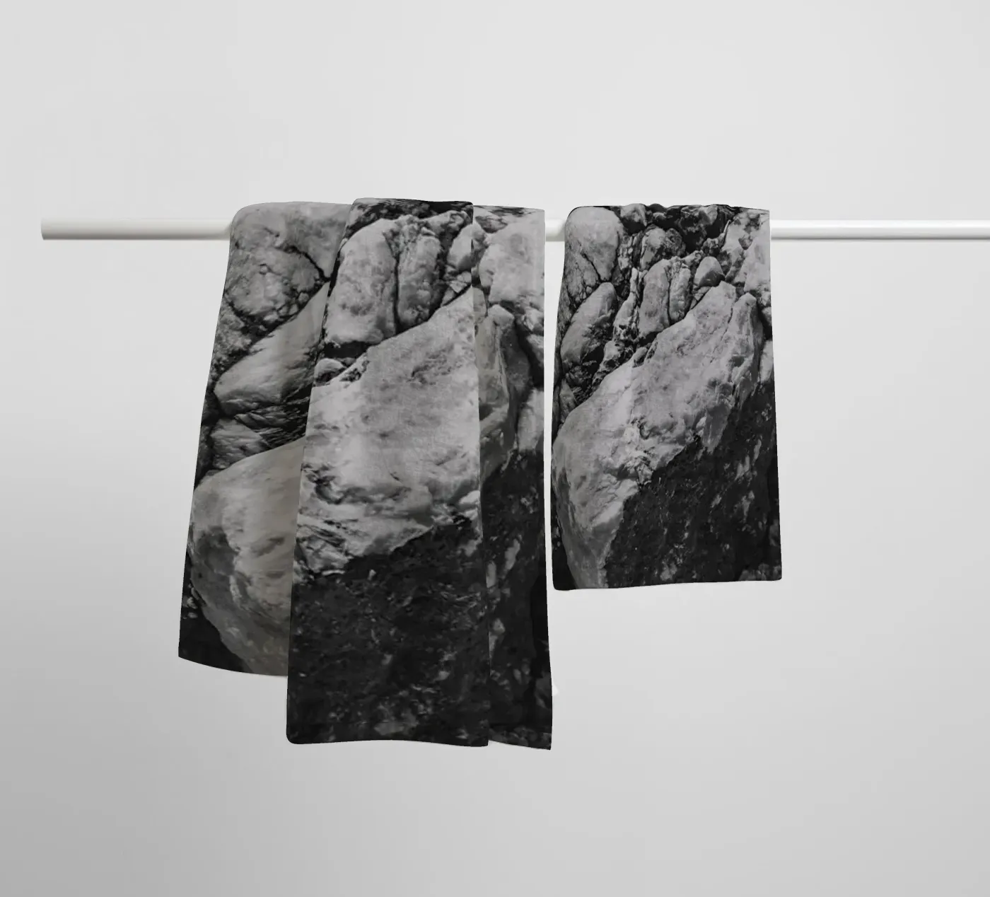 Solid stone structure badhanddoek van Carinaprint