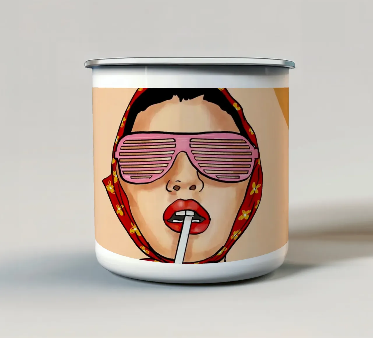 Ragazza estiva retrò in rosso tazza in smalto da EDMPROJECT