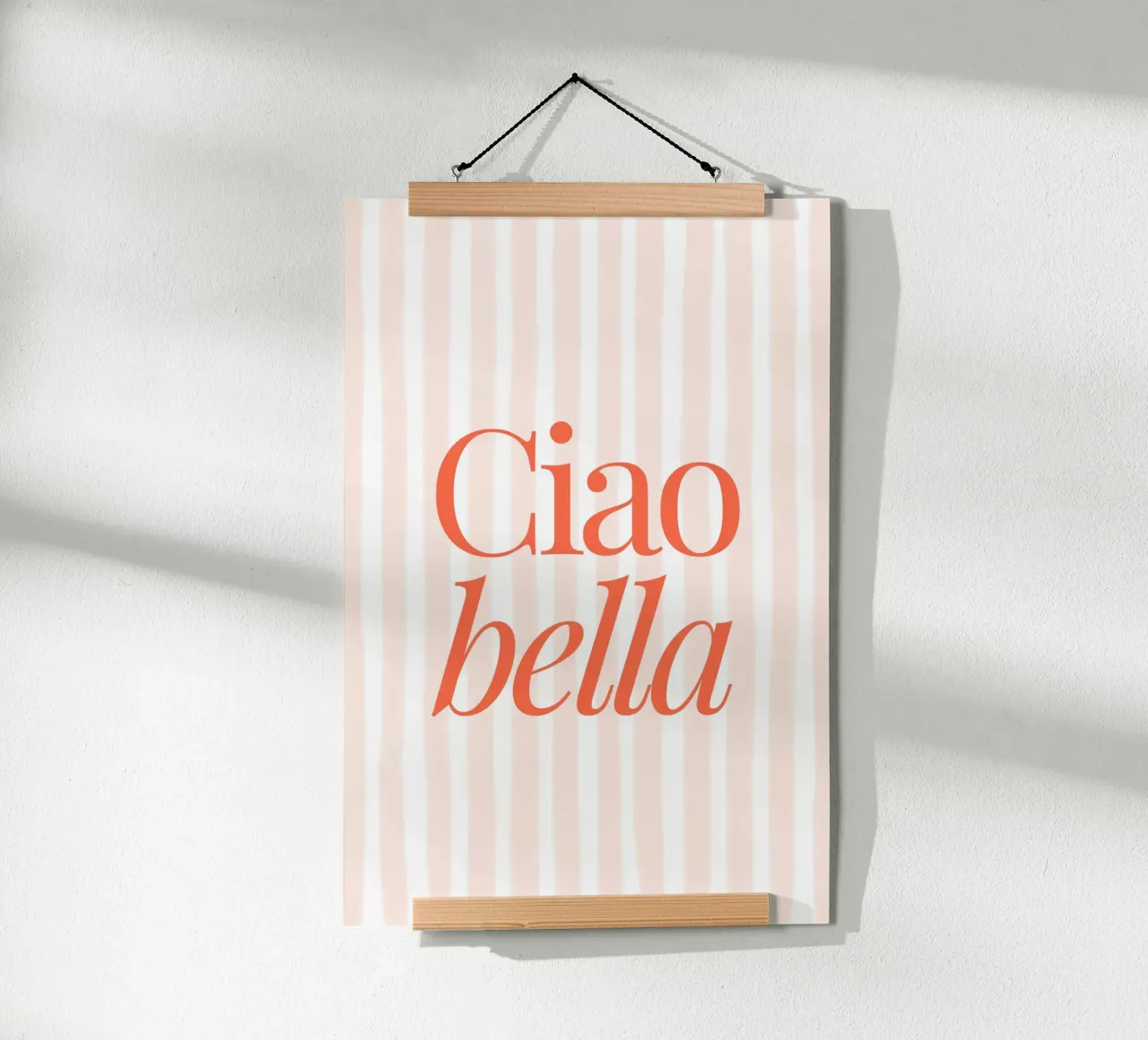 Ciao Bella, estampado gráfico a rayas para el verano poster con marco de aluminio de TheCocktailClub