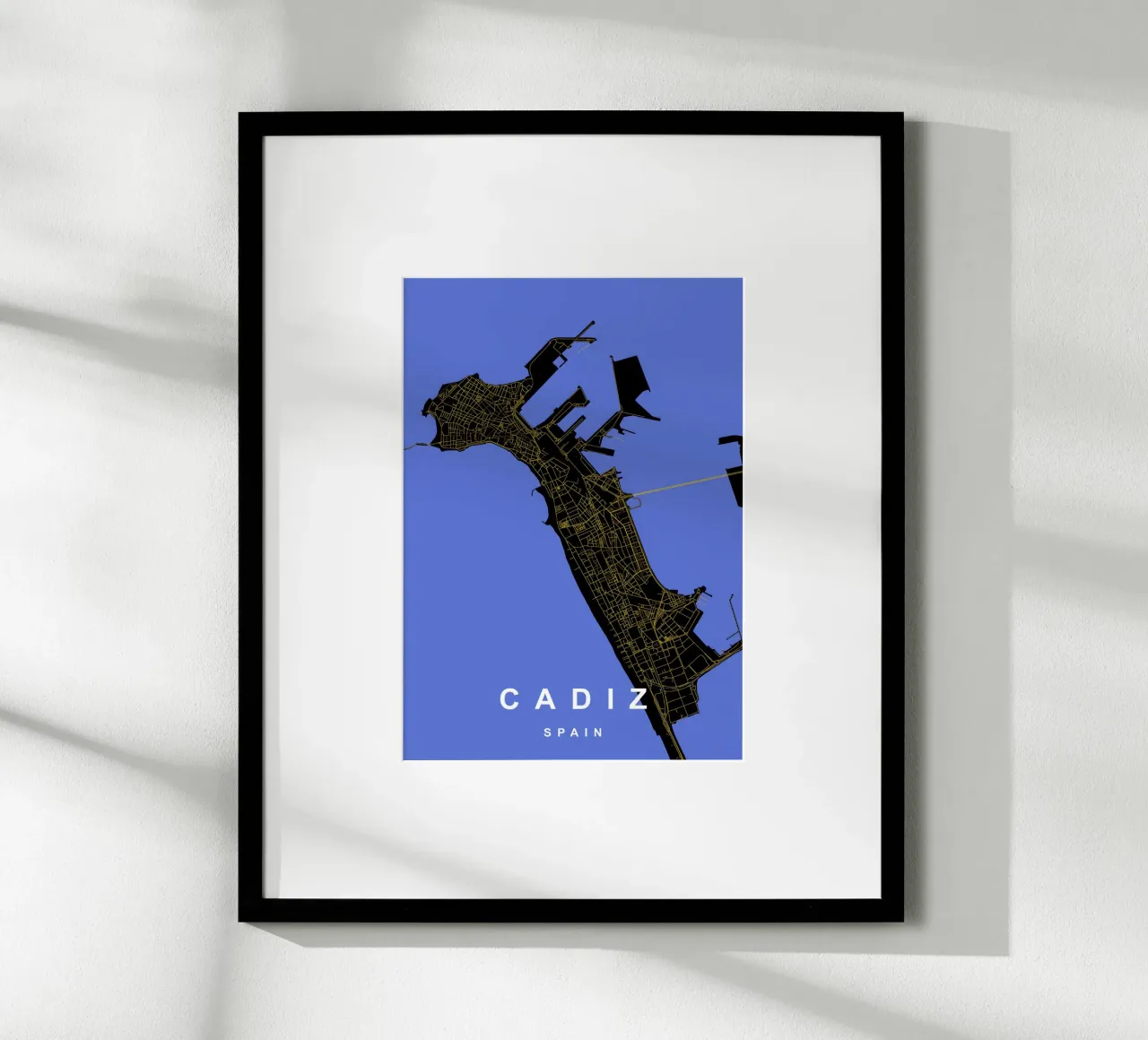 Cadice Spagna - Mappa della città in nero e oro poster con telaio in plastica da Cartographers Library