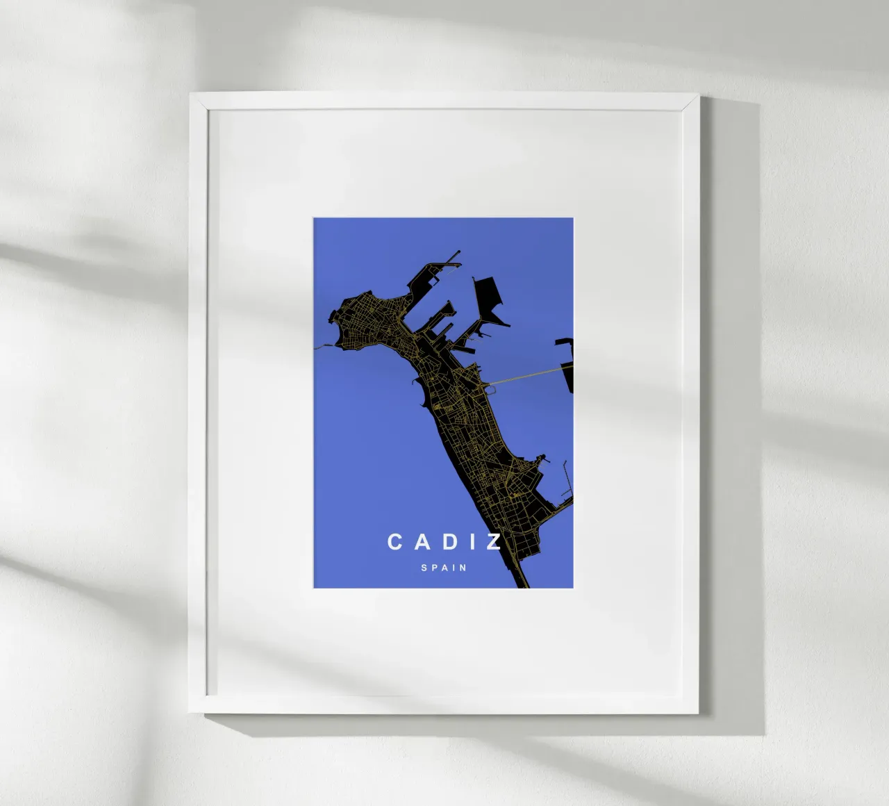 Cadice Spagna - Mappa della città in nero e oro poster con telaio in plastica da Cartographers Library