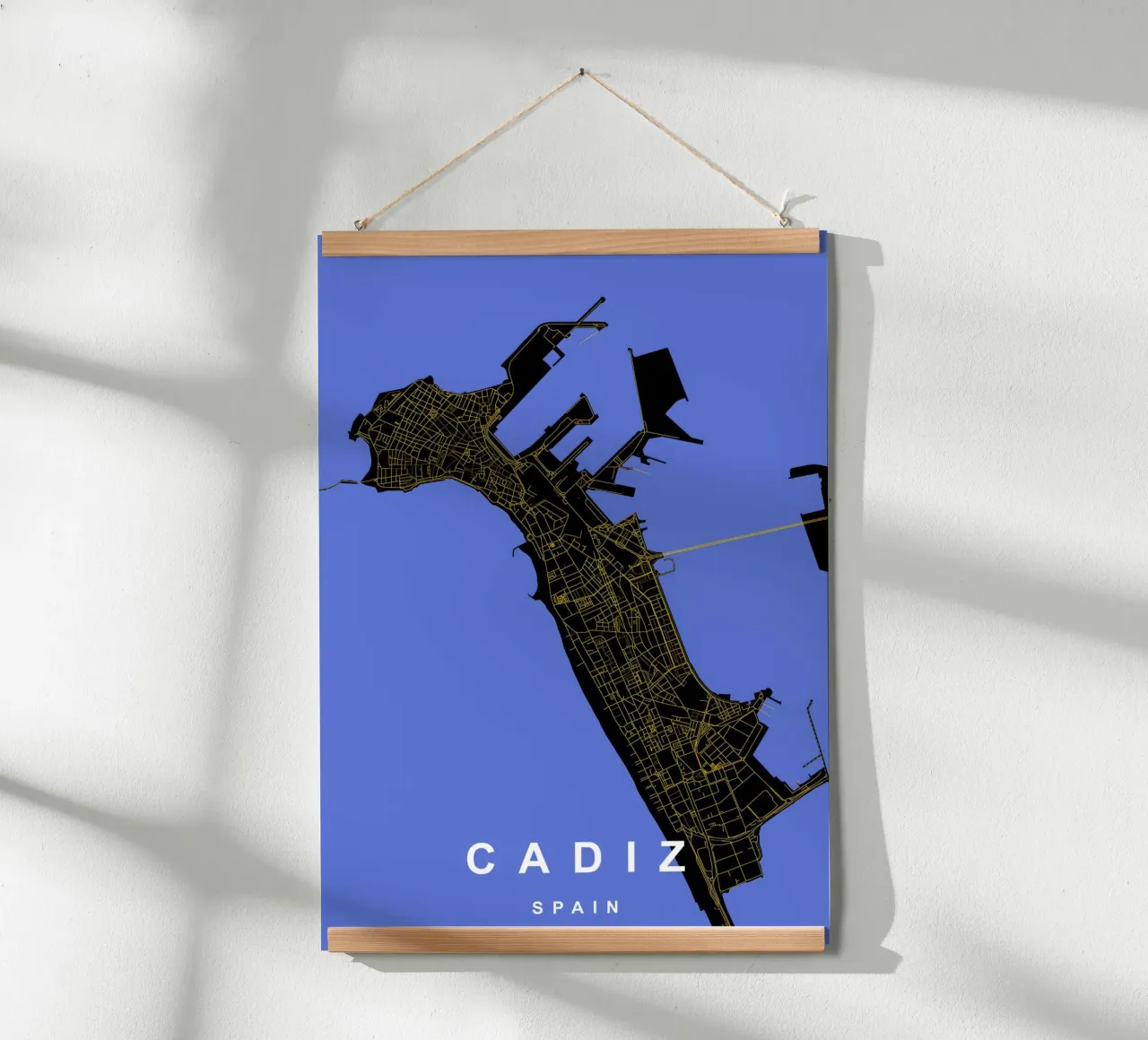 Cadice Spagna - Mappa della città in nero e oro poster con telaio in plastica da Cartographers Library