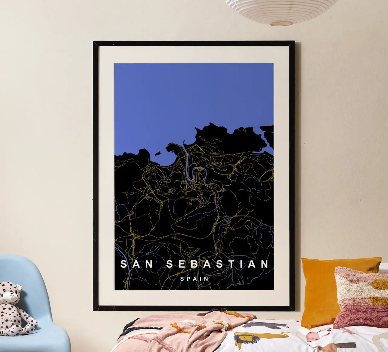 San Sebastian Spagna - Mappa della città in nero e oro poster con telaio in legno da Cartographers Library