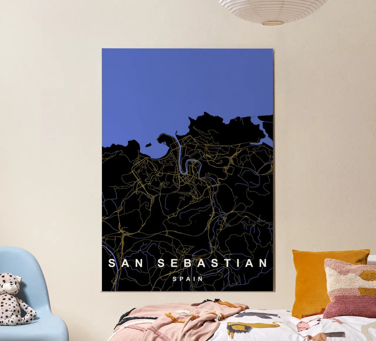 San Sebastian Spagna - Mappa della città in nero e oro poster con telaio in legno da Cartographers Library