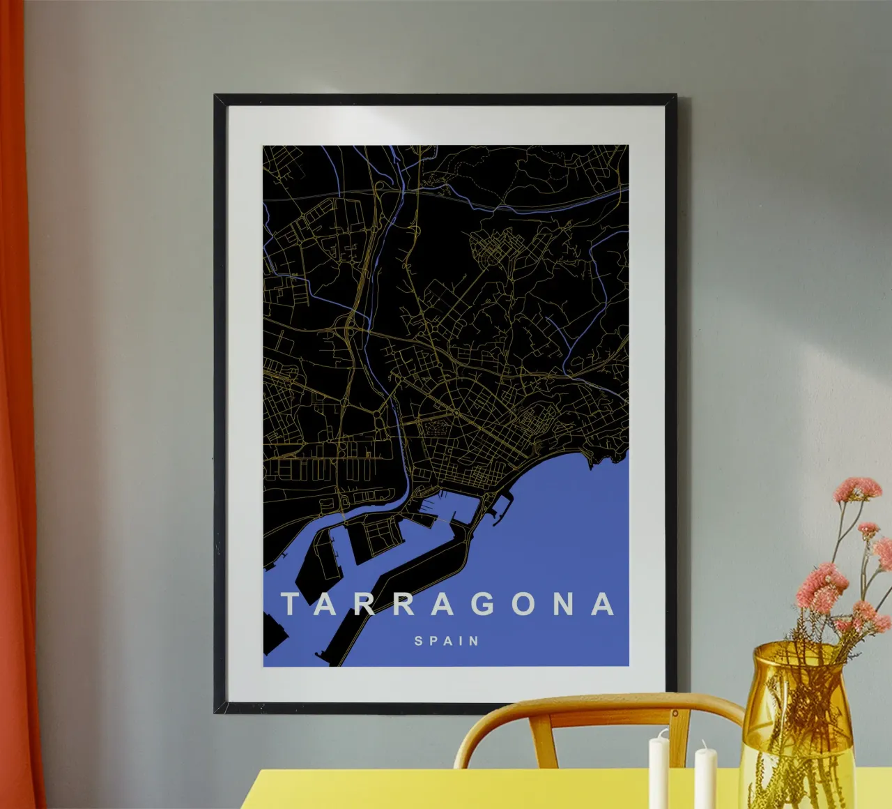 Tarragona Spagna - Mappa della città in nero e oro poster con telaio in plastica da Cartographers Library