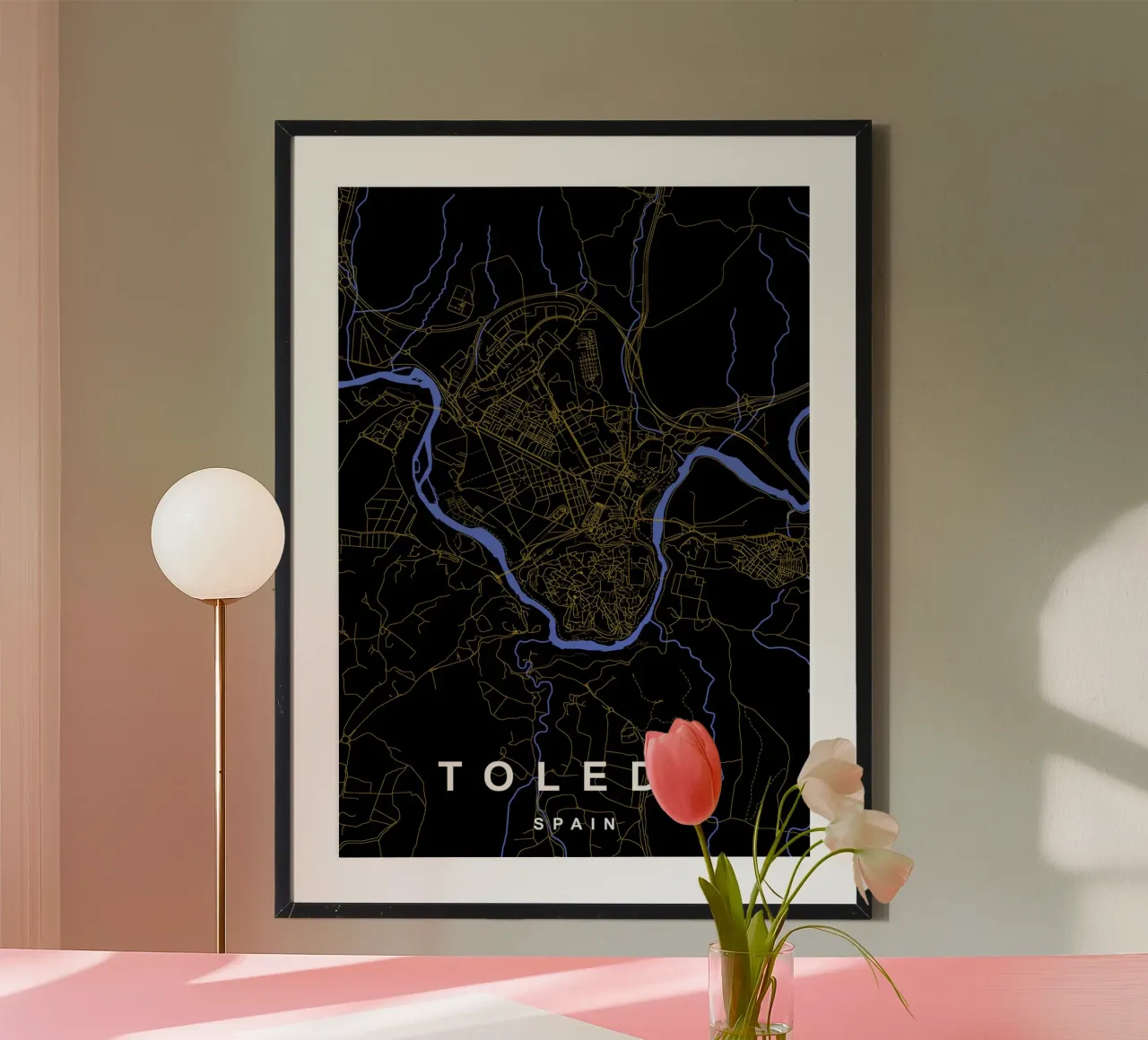 Toledo Spagna - Mappa della città in nero e oro poster con telaio in plastica da Cartographers Library