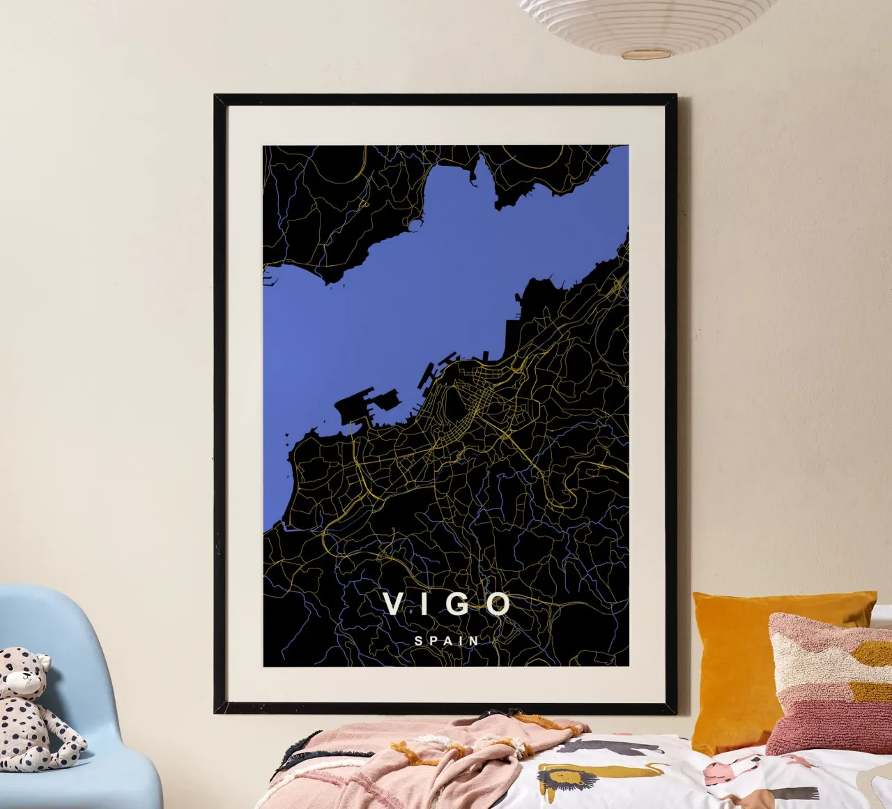 Vigo Spagna - Mappa della città in nero e oro poster con telaio in plastica da Cartographers Library