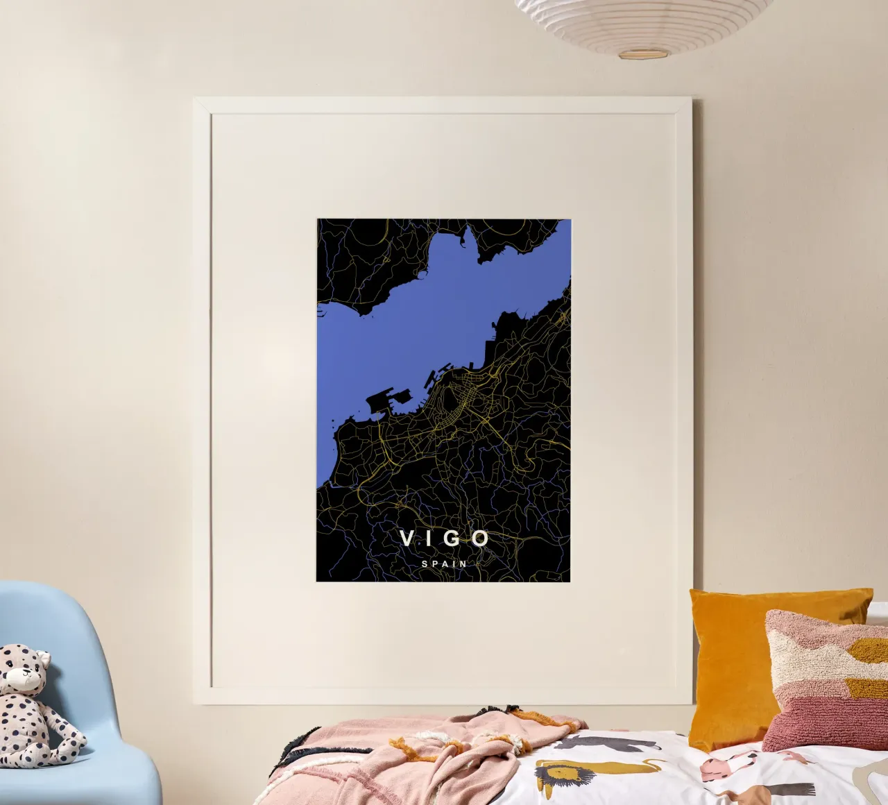 Vigo Spagna - Mappa della città in nero e oro poster con telaio in plastica da Cartographers Library