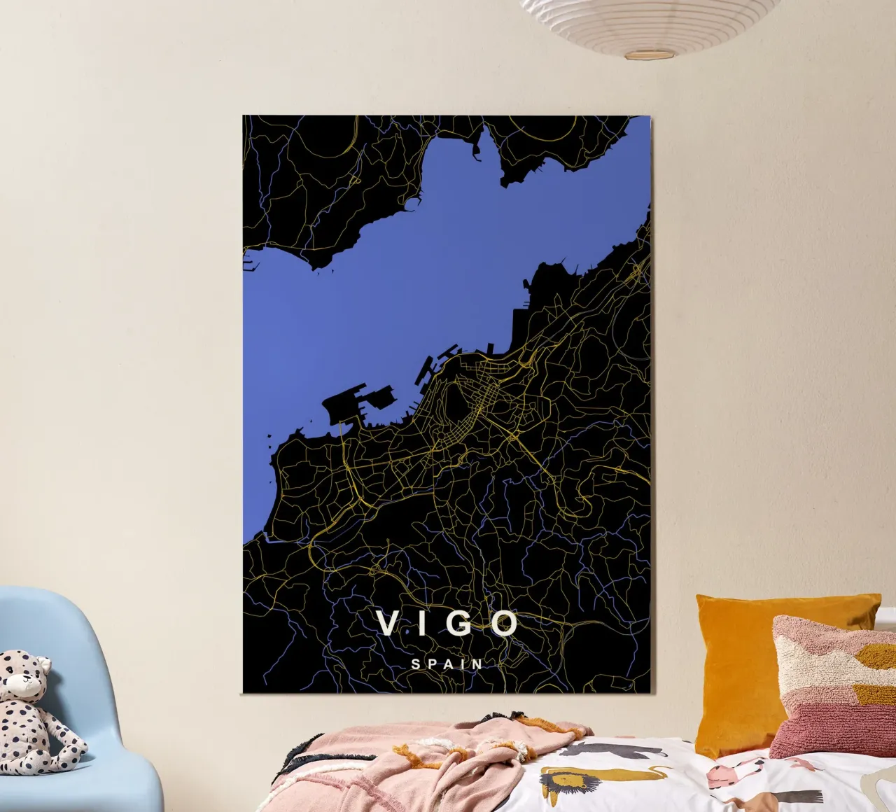 Vigo Spagna - Mappa della città in nero e oro poster con telaio in plastica da Cartographers Library