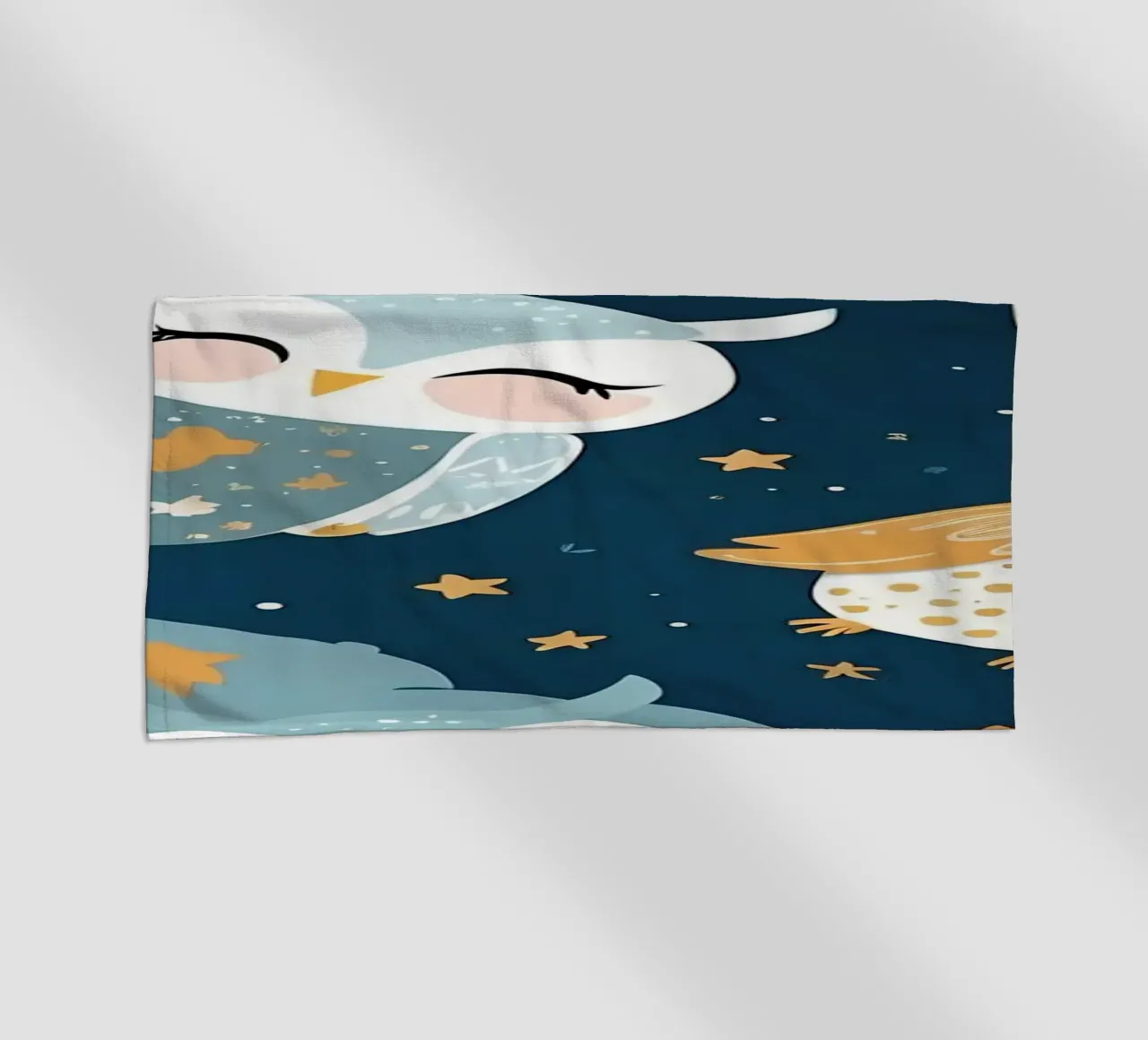 Motif fantaisiste de hibou avec des étoiles colorées dans un ciel nocturne serviette de plage de DesignDoodle