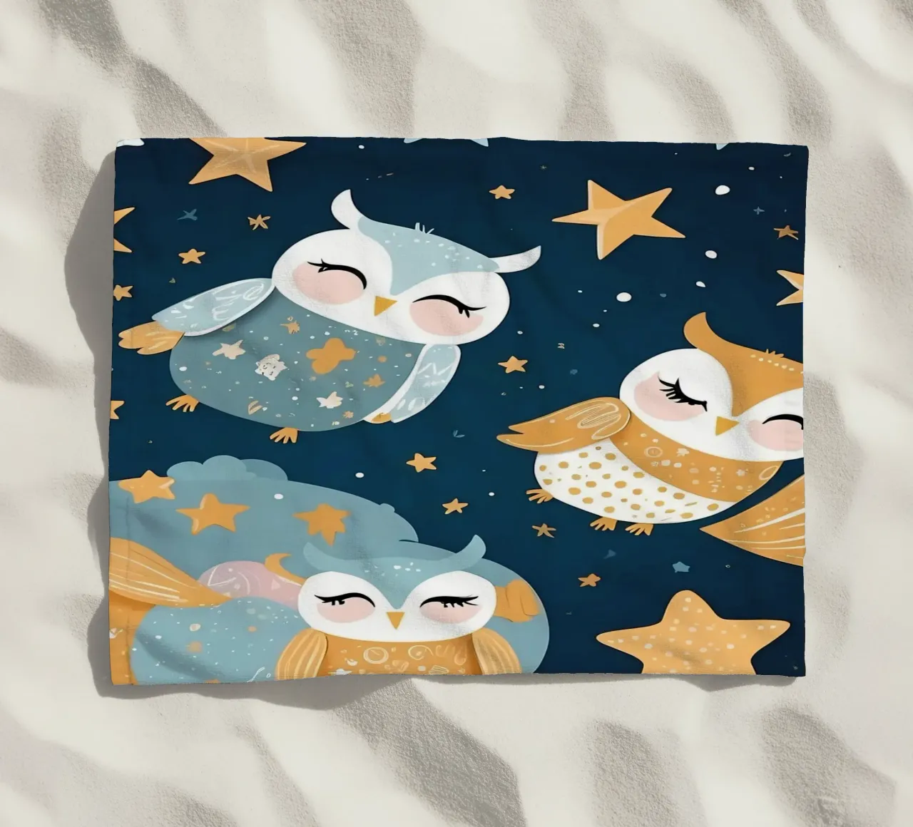 Motif fantaisiste de hibou avec des étoiles colorées dans un ciel nocturne serviette de plage de DesignDoodle