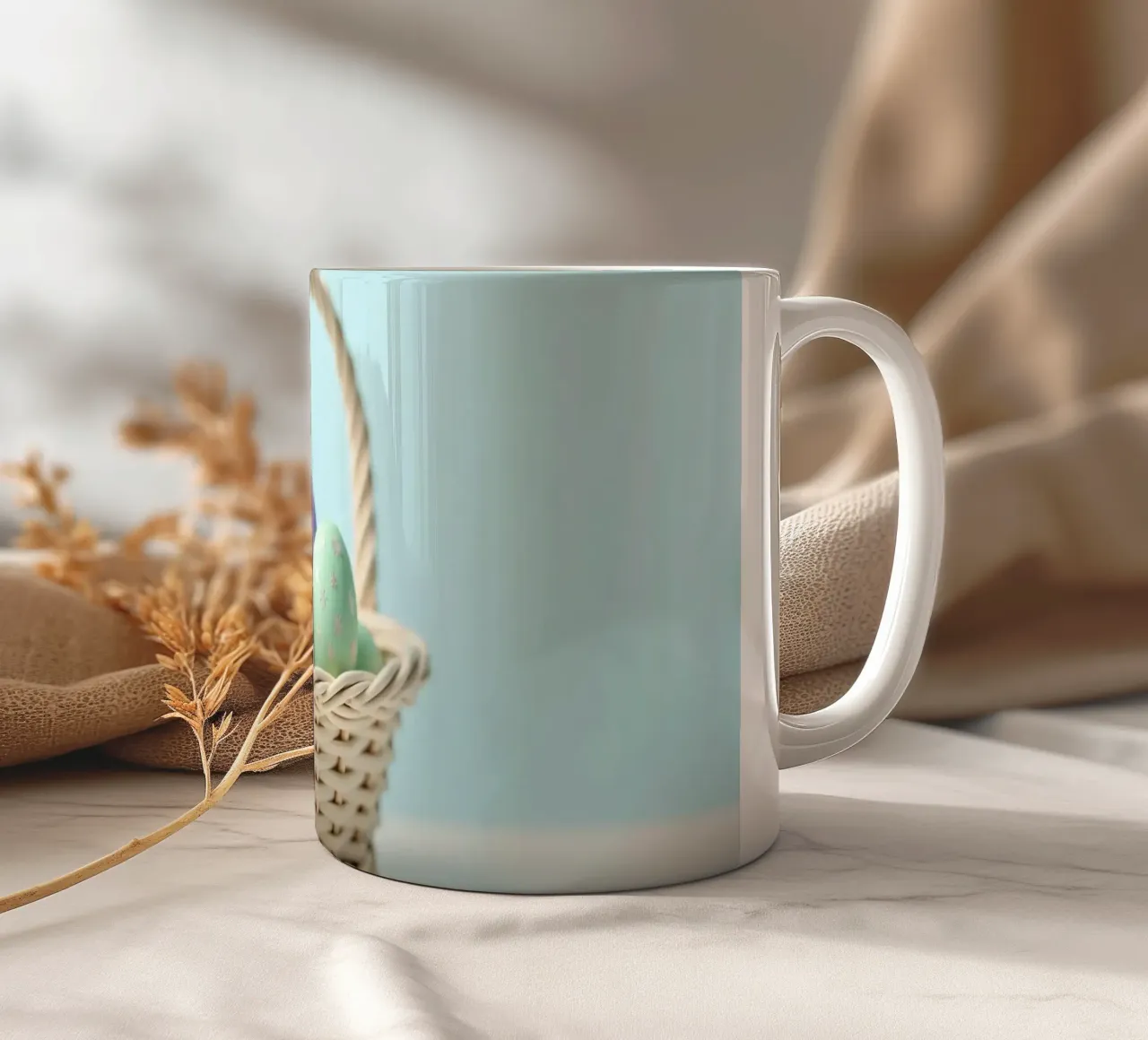 Uova colorate e decorate in un cestino con nastro tazza in ceramica da DesignDoodle