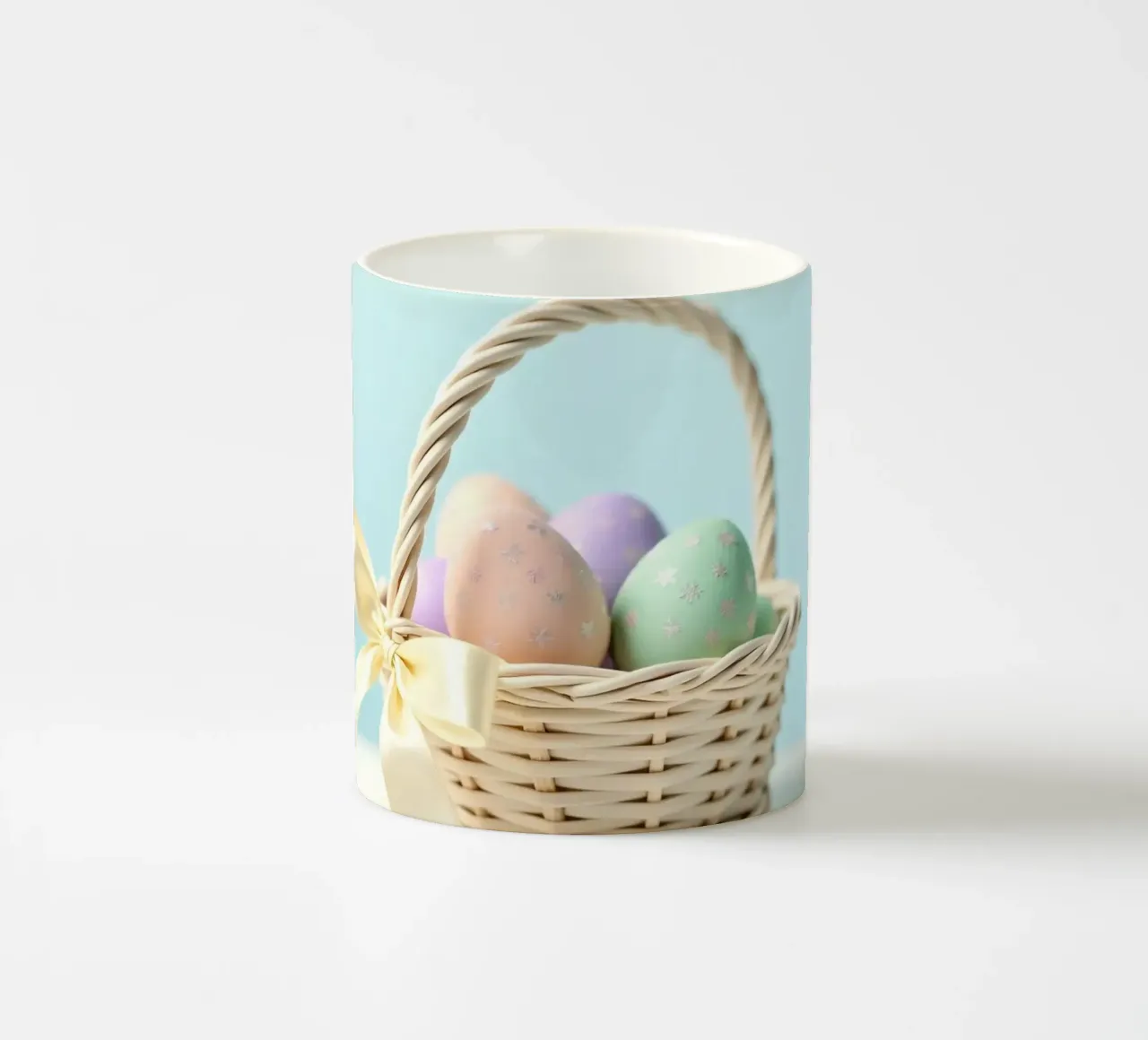 Uova colorate e decorate in un cestino con nastro tazza in ceramica da DesignDoodle