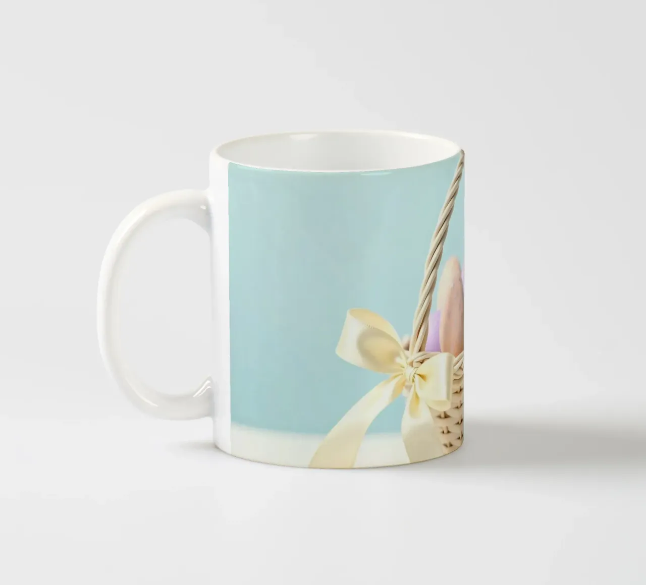 Uova colorate e decorate in un cestino con nastro tazza in ceramica da DesignDoodle