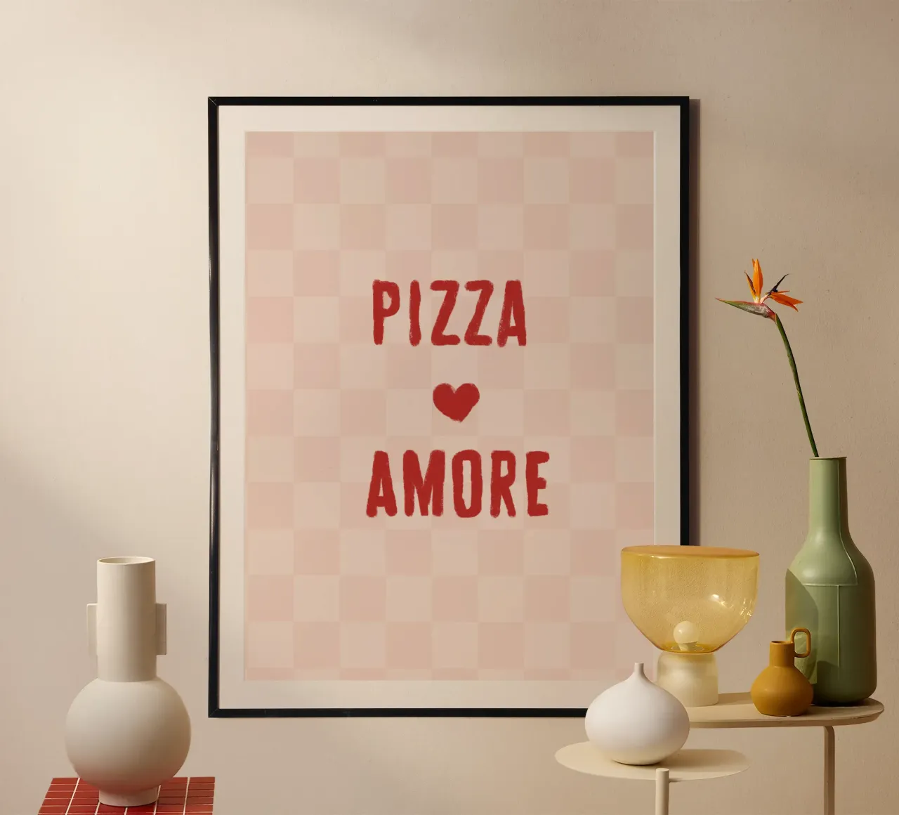 Pizza Amore con cuore rosso su beige chiaro poster con telaio in plastica da Alisa Knöß