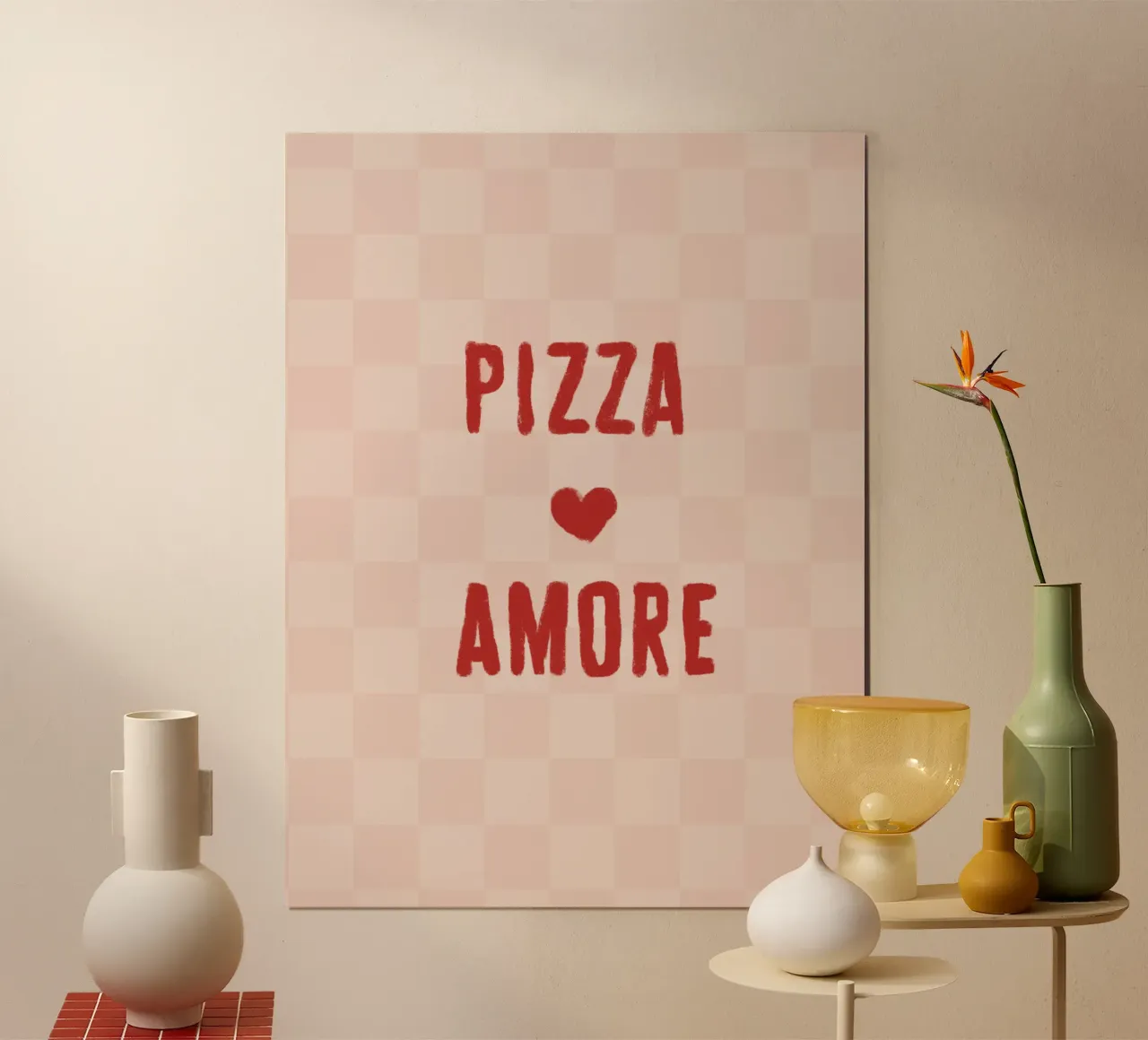 Pizza Amore con cuore rosso su beige chiaro poster con telaio in plastica da Alisa Knöß