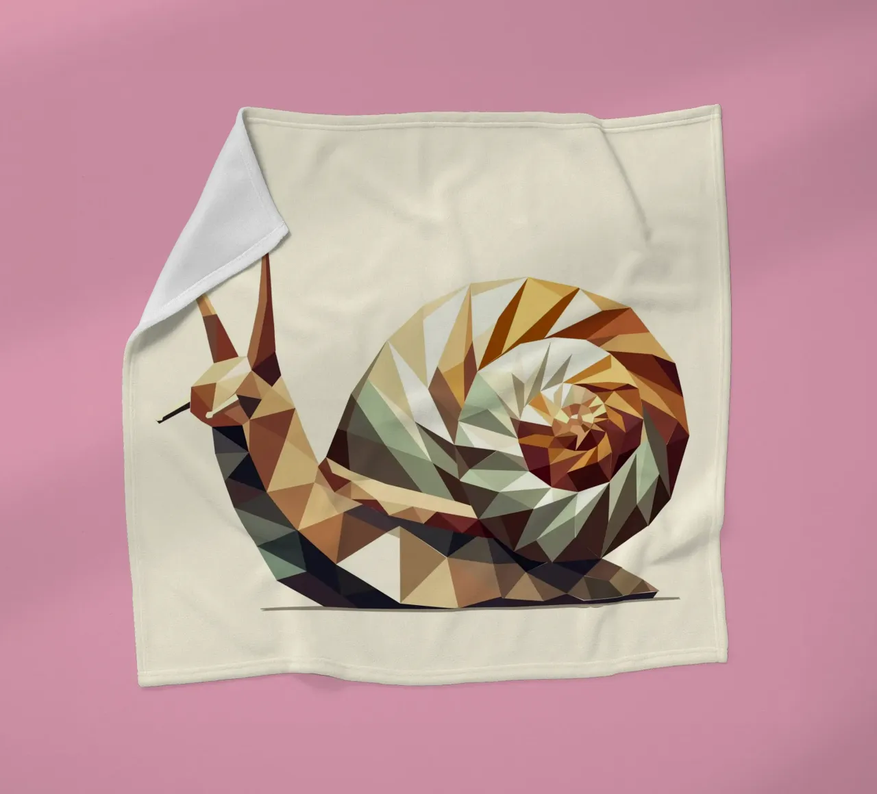 Lumaca geometrica - Opera d'arte stilizzata low-poly coperta in pile da namosh