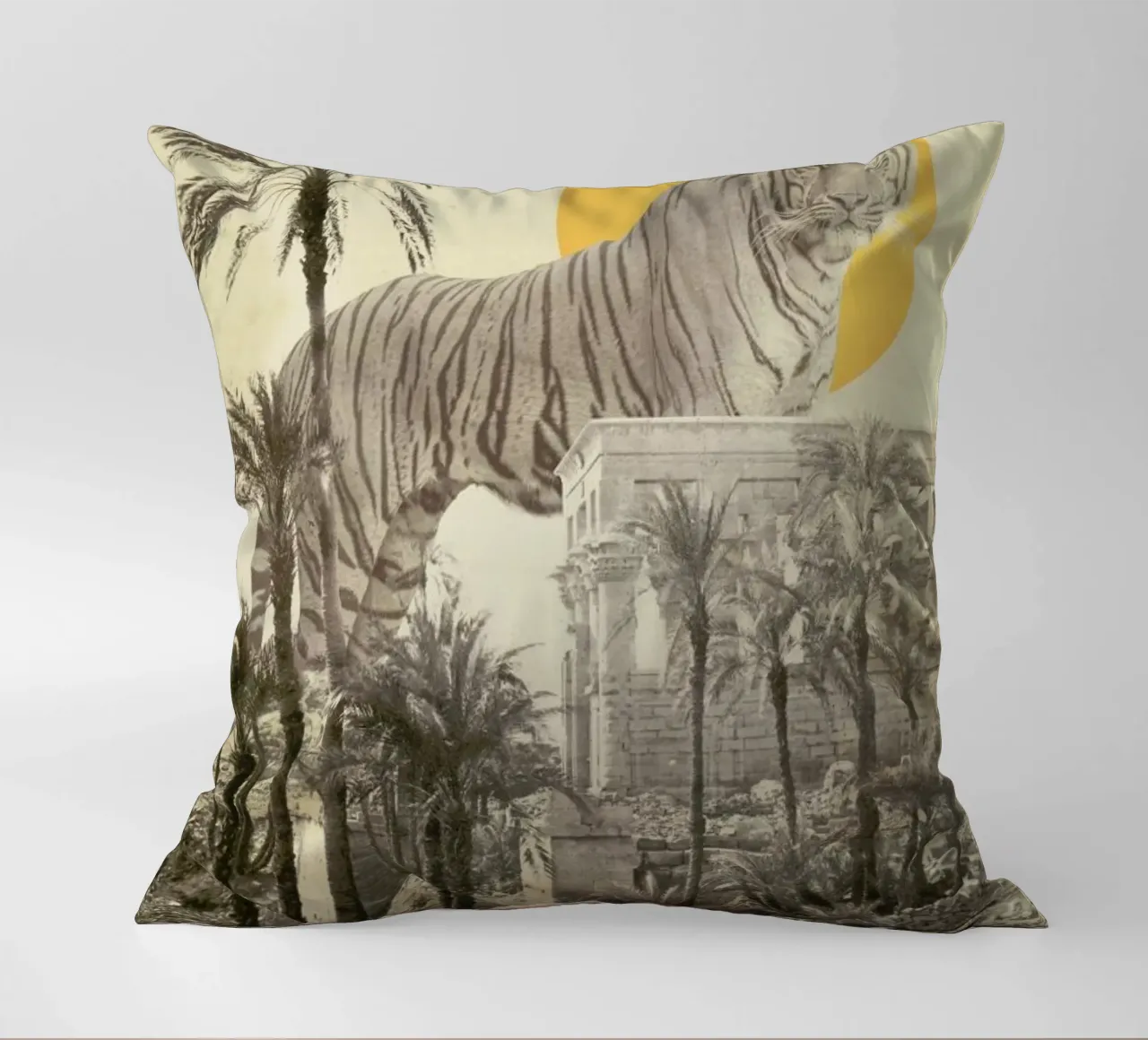 Giant Tiger In Ruins Print Big cuscino da Florent Bodart