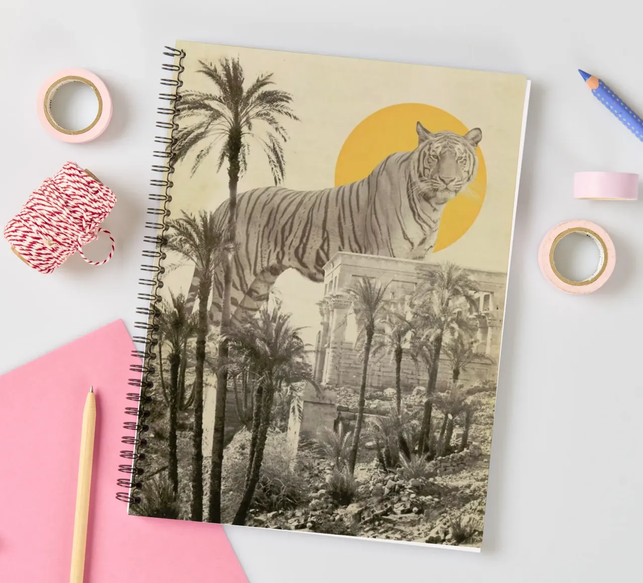Giant Tiger In Ruins Print Big notitieboek met spiraal van Florent Bodart