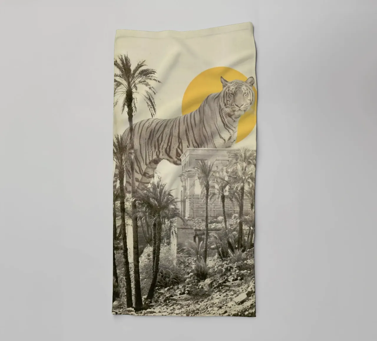 Giant Tiger In Ruins Print Big asciugamano da bagno da Florent Bodart