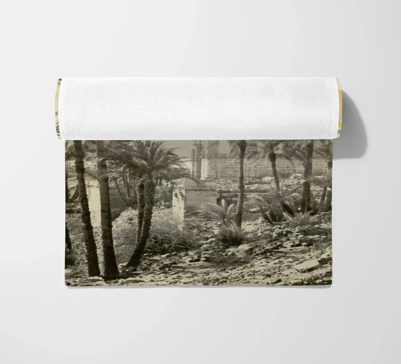 Giant Tiger In Ruins Print Big telo mare da Florent Bodart