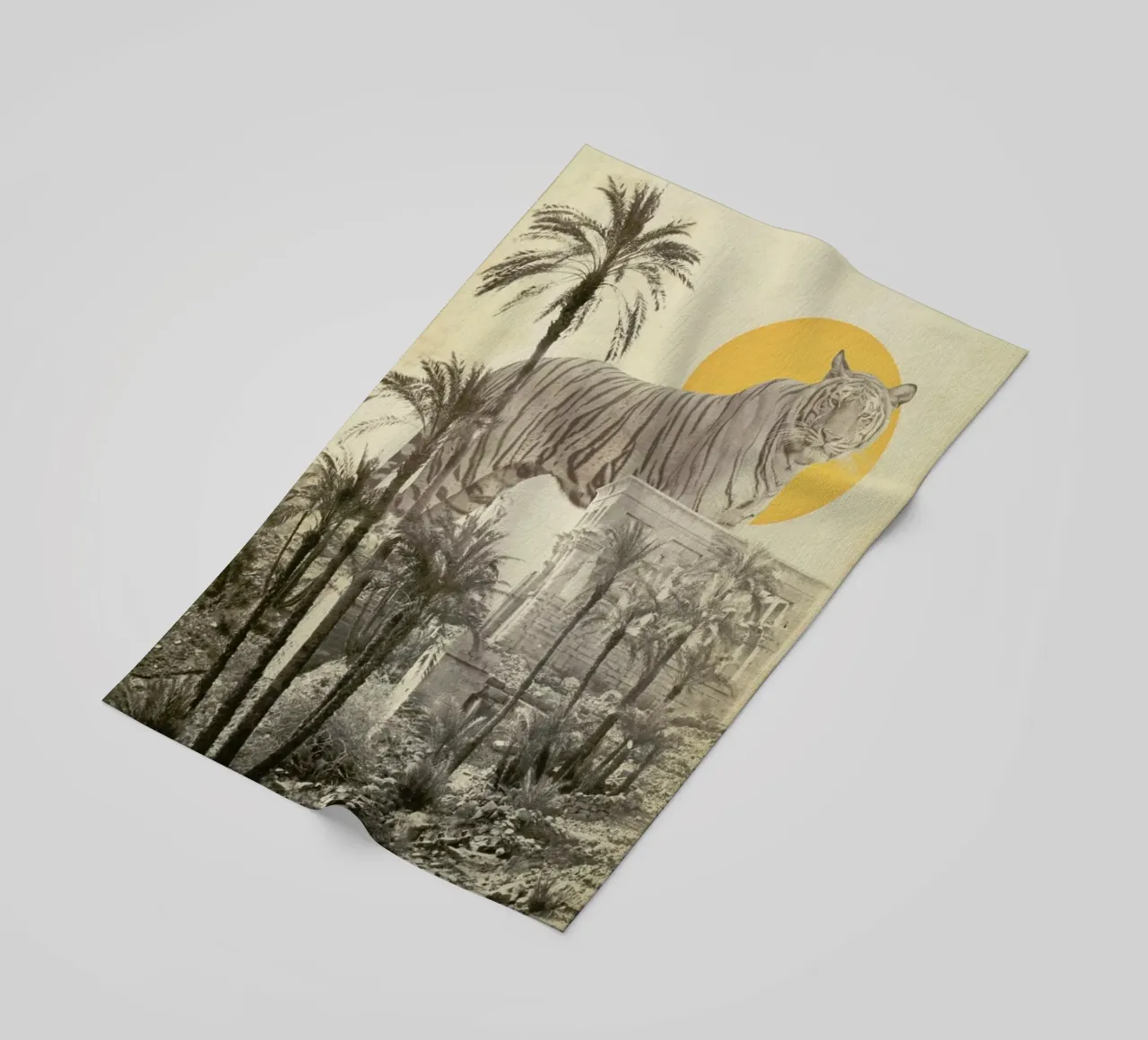 Giant Tiger In Ruins Print Big telo mare da Florent Bodart