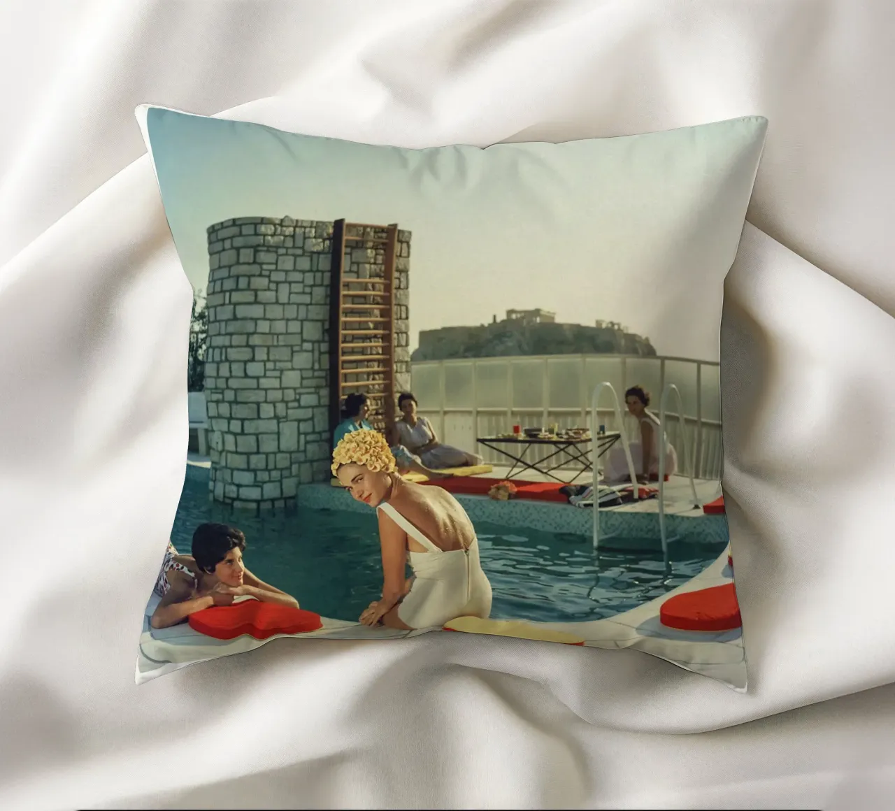 Piscina dell'attico Slim Aarons cuscino da Carinaprint
