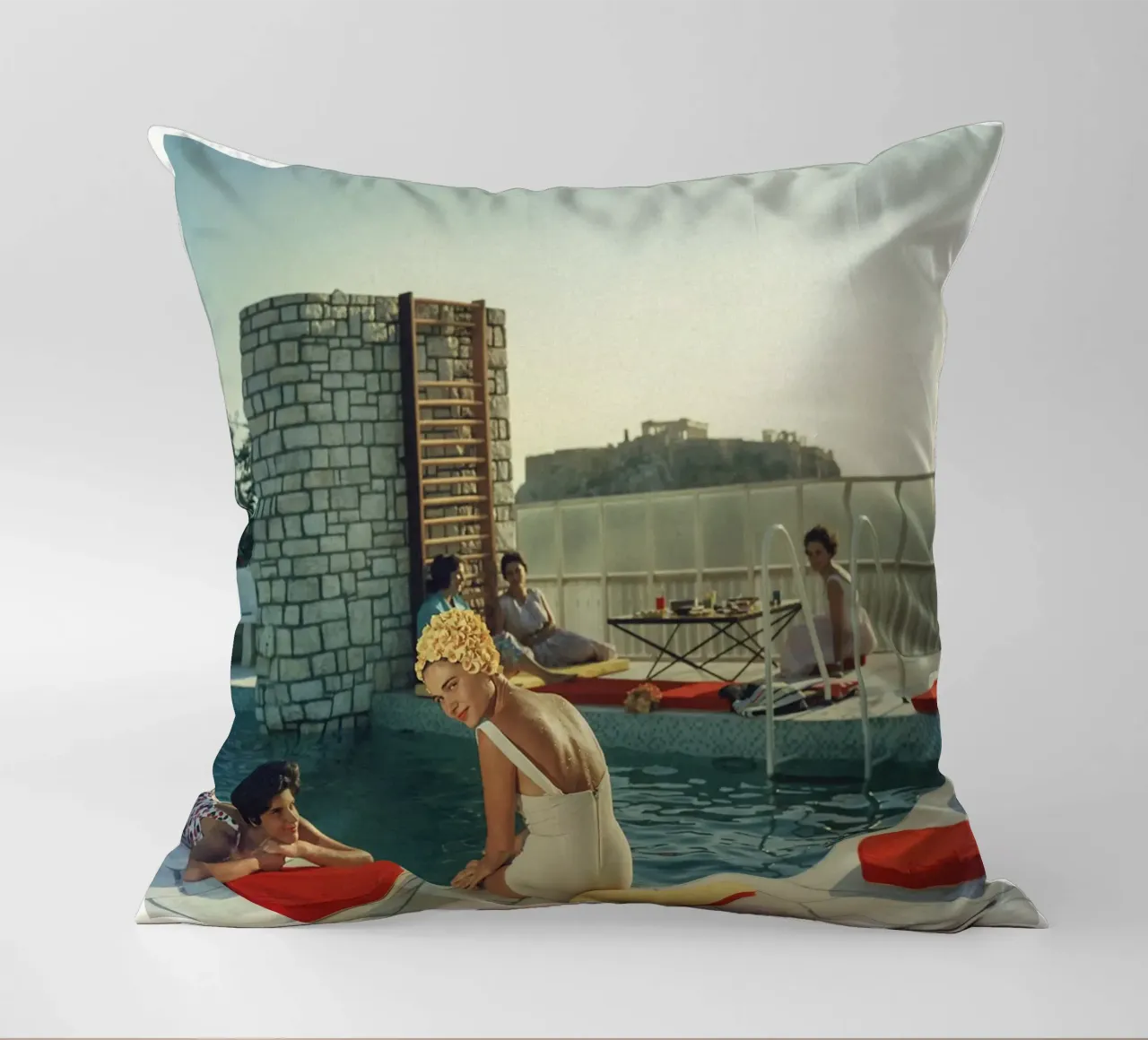 Piscina dell'attico Slim Aarons cuscino da Carinaprint
