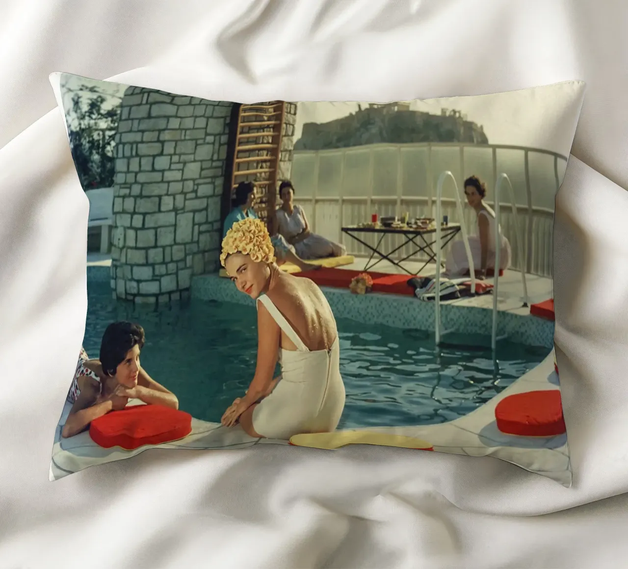 Piscina dell'attico Slim Aarons cuscino da Carinaprint
