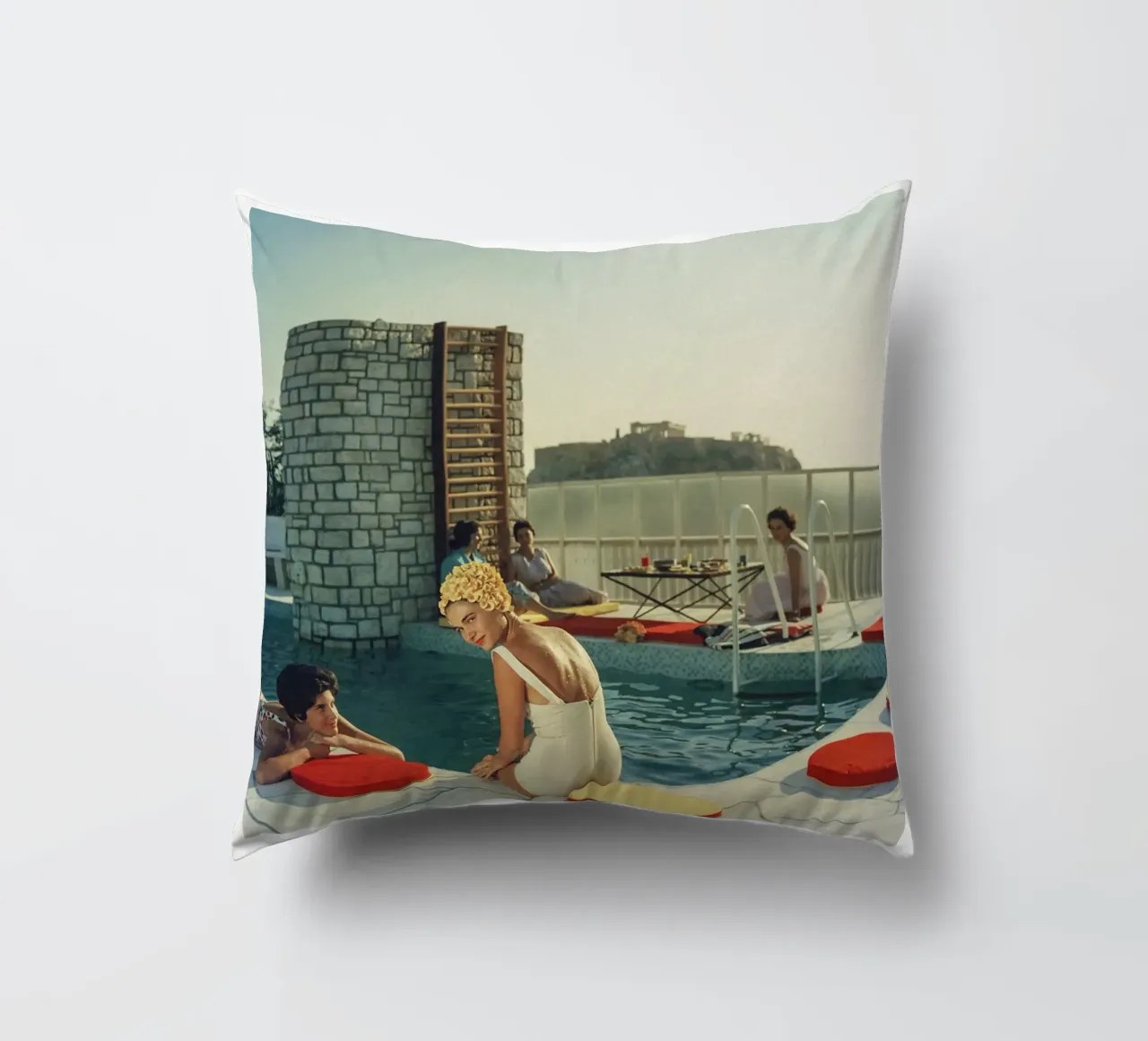Piscina dell'attico Slim Aarons cuscino da Carinaprint