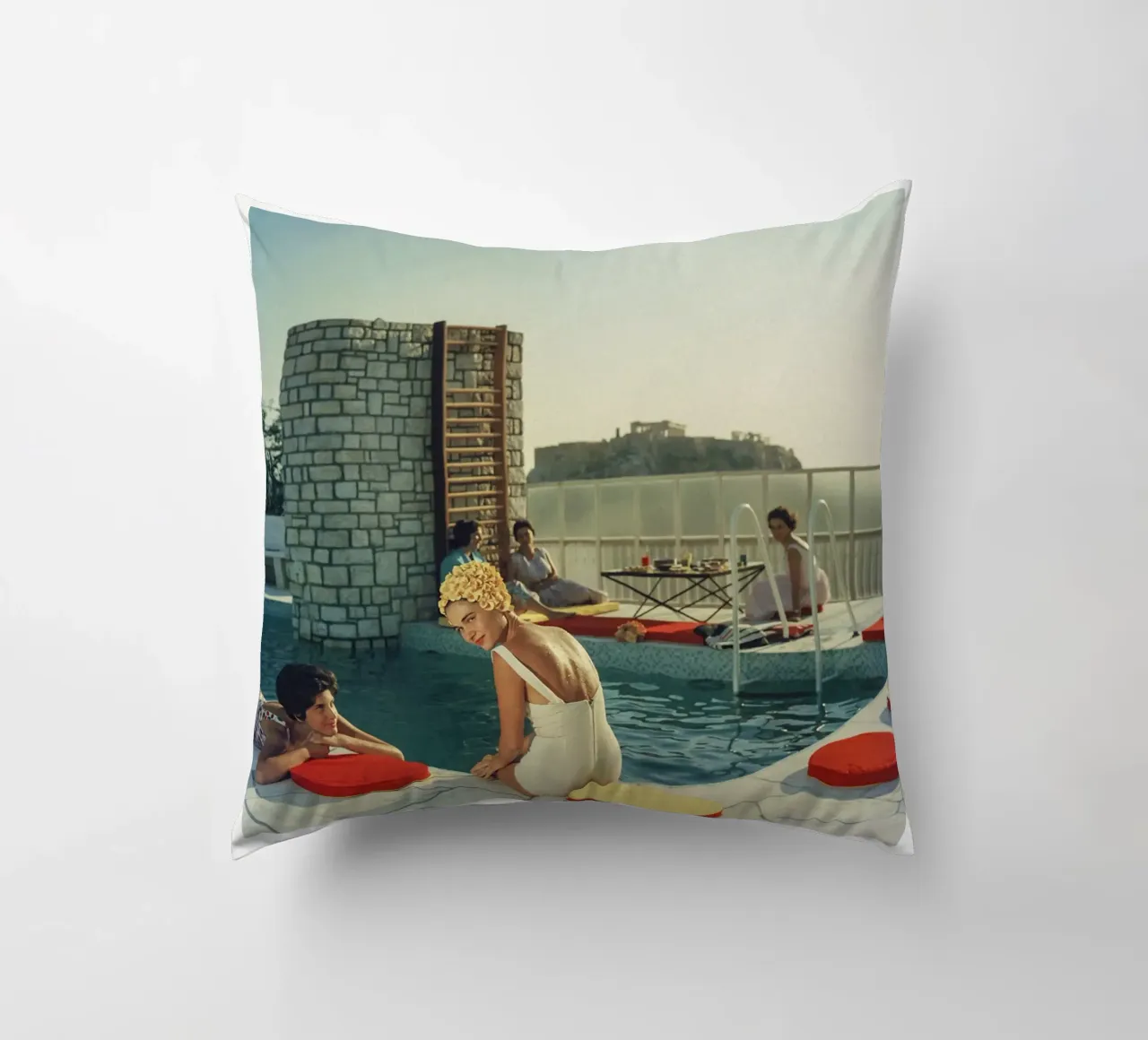 Piscina dell'attico Slim Aarons cuscino da Carinaprint