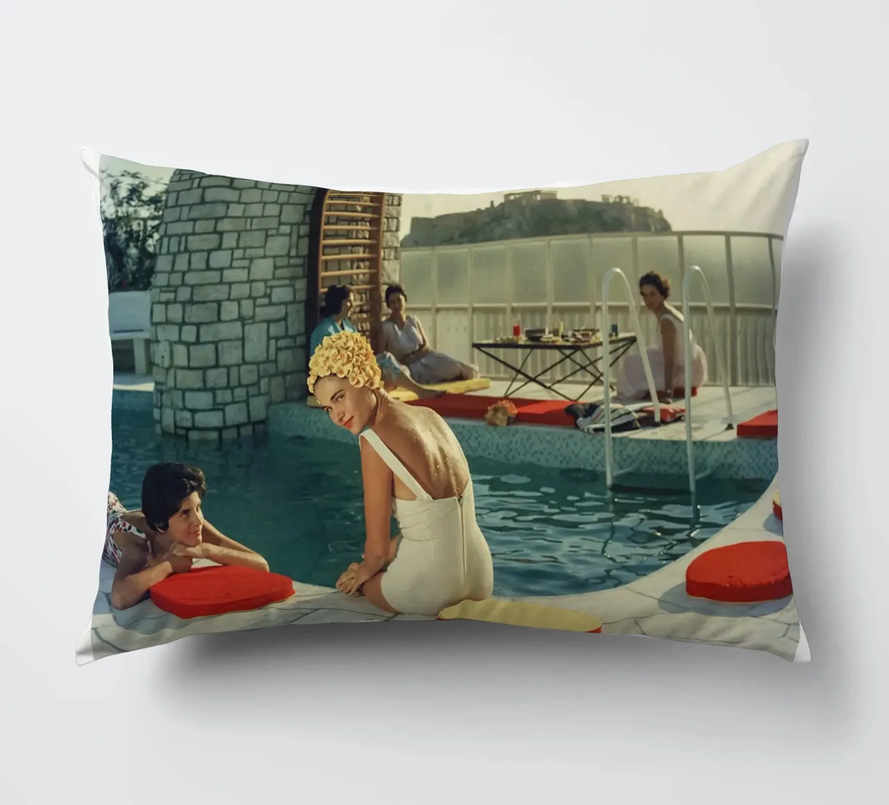 Piscina dell'attico Slim Aarons cuscino da Carinaprint