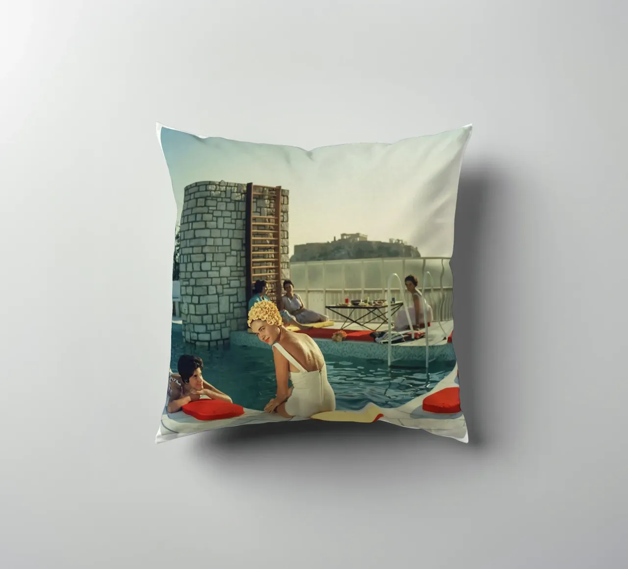 Piscina dell'attico Slim Aarons cuscino da Carinaprint