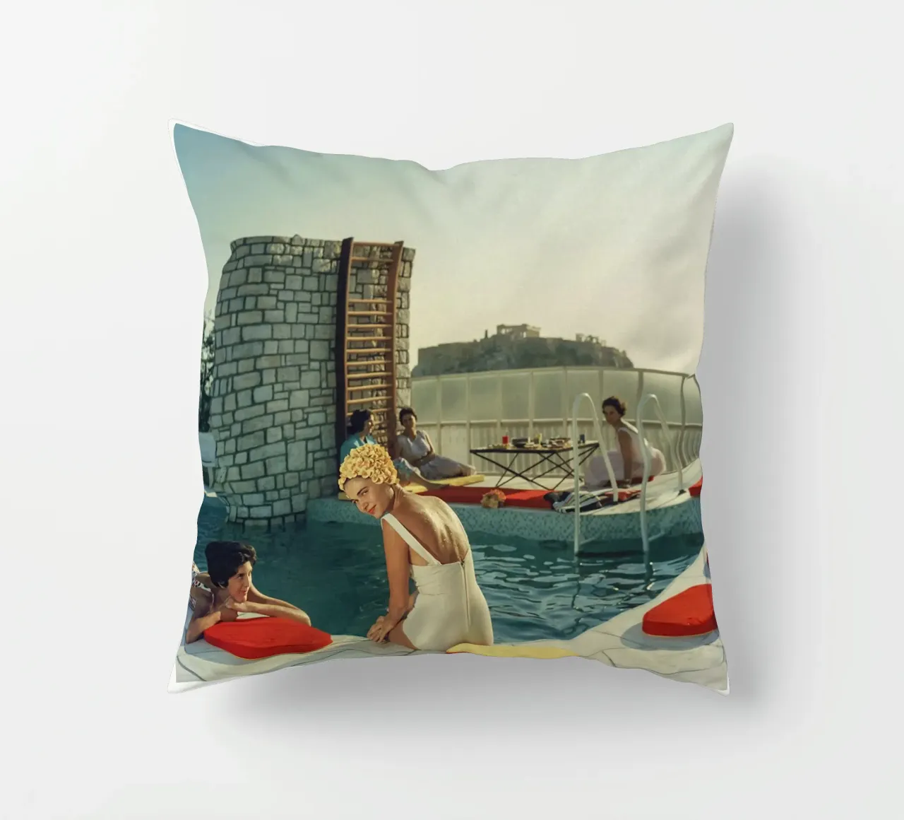 Piscina dell'attico Slim Aarons cuscino da Carinaprint